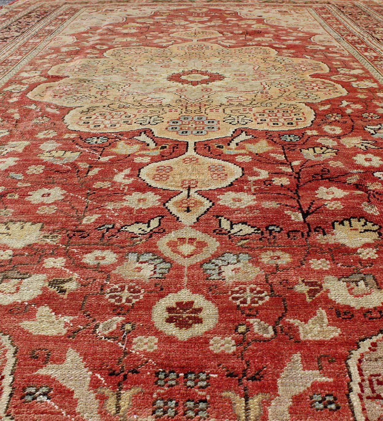 Early 20th Century Antique Oushak Rug in Soft Red, Brown and Tan For Sale