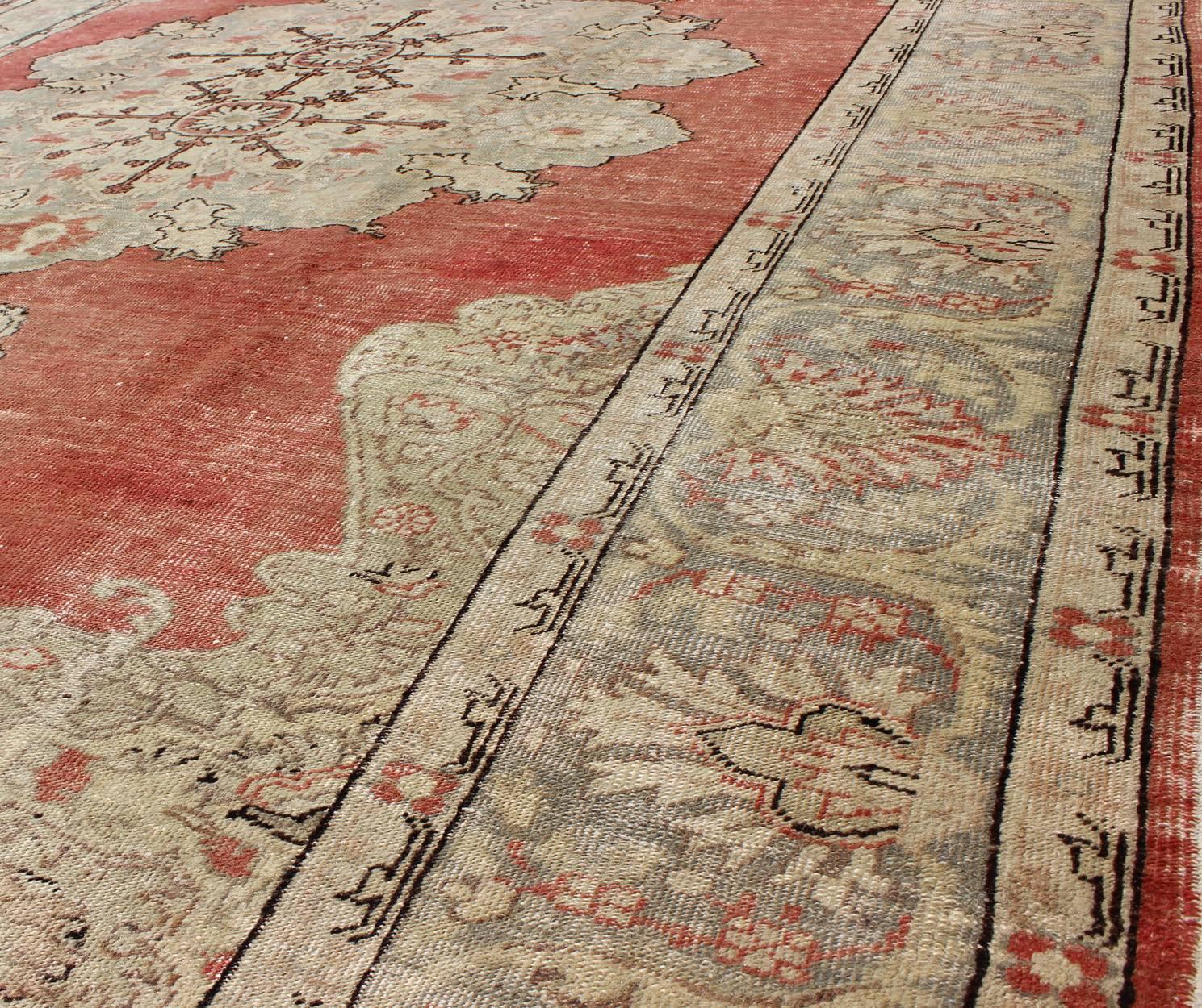 Classic Turkish Medallion Antique Sivas  Rug With Coral Red Field & Light Green In Good Condition For Sale In Atlanta, GA