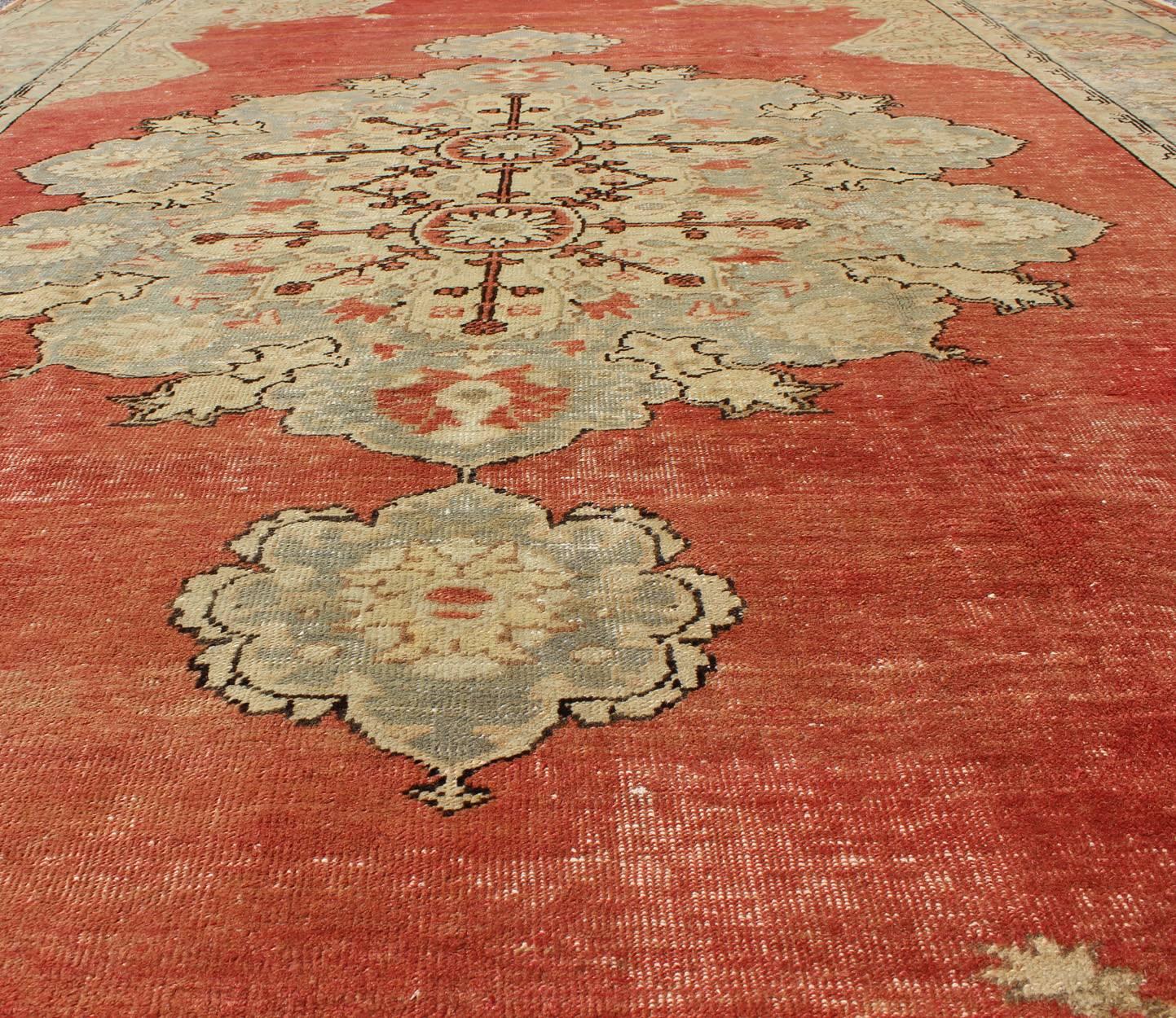 Early 20th Century Classic Turkish Medallion Antique Sivas  Rug With Coral Red Field & Light Green For Sale