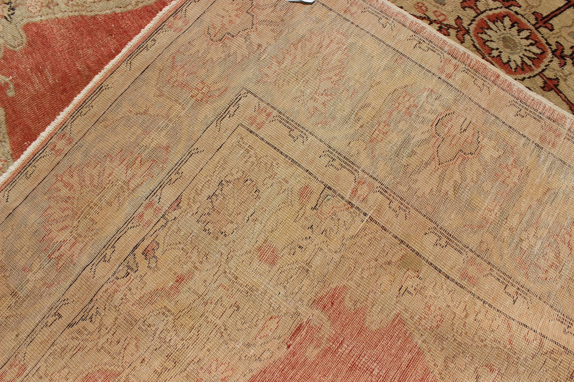 Klassisches türkisches Medaillon, antik Sivas  Teppich mit korallenrotem Feld & Hellgrün (Frühes 20. Jahrhundert) im Angebot