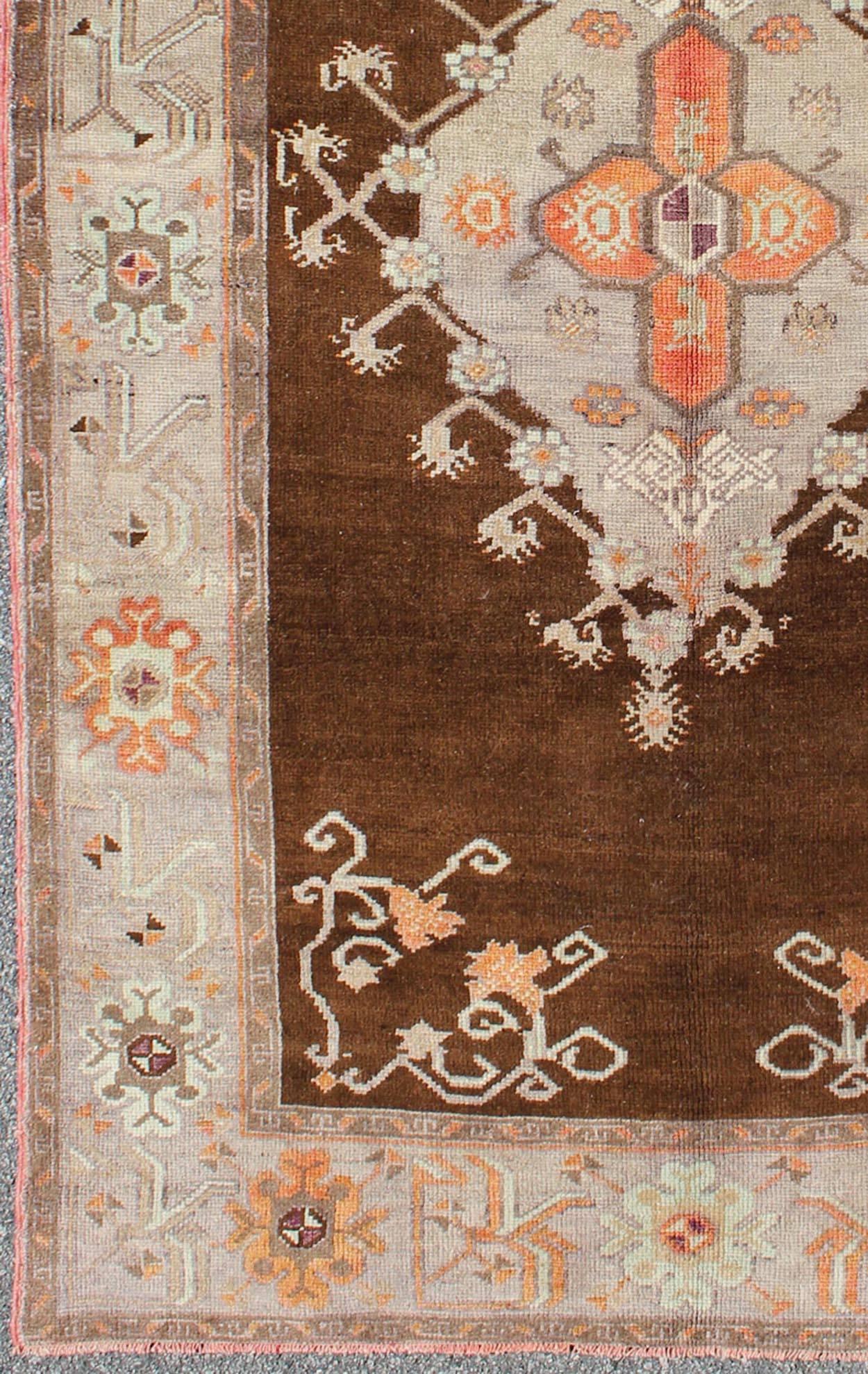 Vintage latch hook design Turkish Oushak rug in chocolate brown, taupe, gray and burnt orange, rug en-6301, country of origin / type: Turkey / Oushak, circa 1940.

This vintage geometric Oushak rug beautifully integrates latch hook designs to