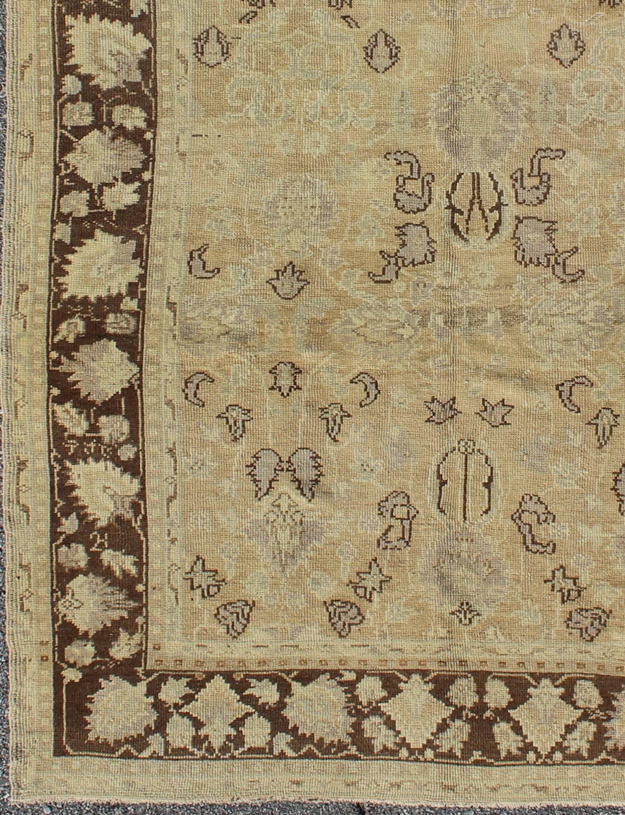 Vining Floral design all-over Turkish Oushak vintage rug in tan, cream, brown, rug en-115064, country of origin / type: Turkey / Oushak, circa 1930.

The all over design of this beautiful vintage Oushak rug from mid-20th century Turkey is enhanced