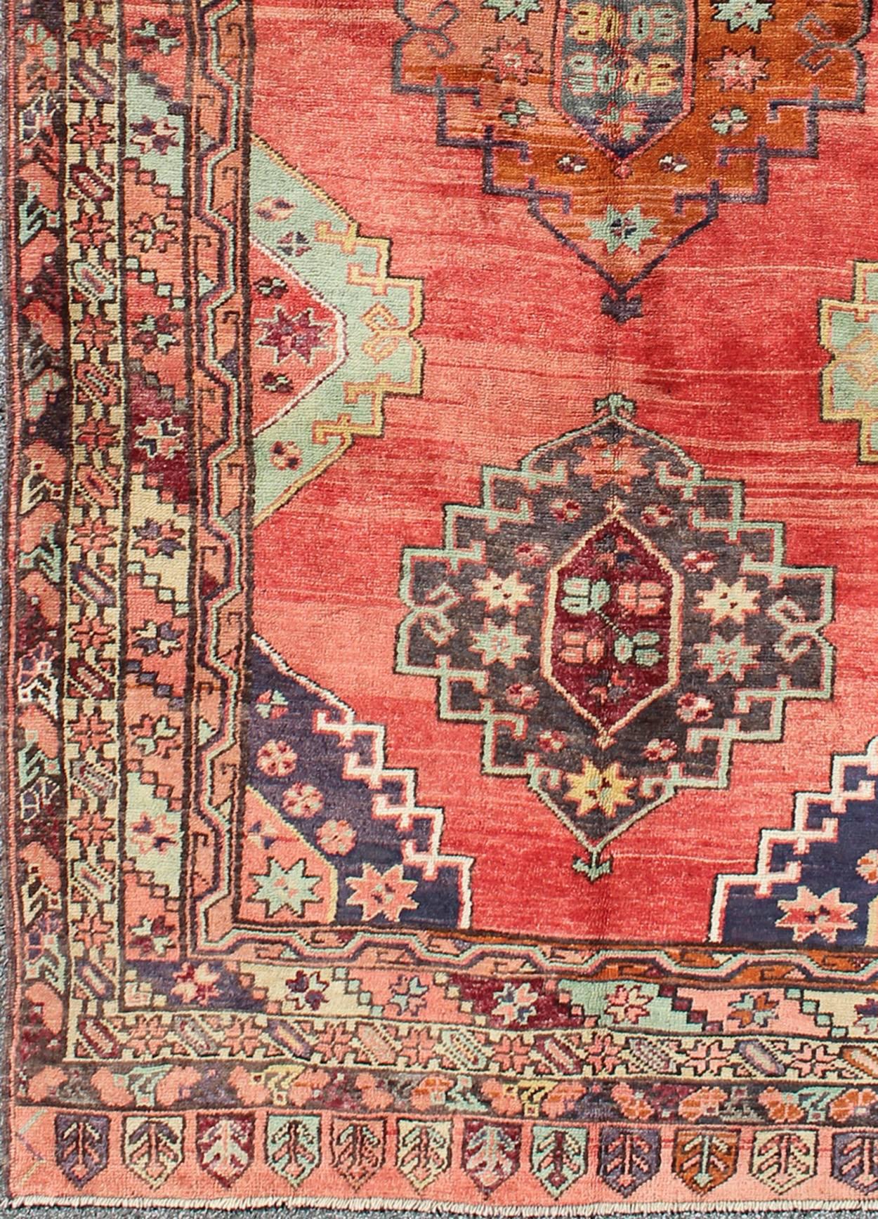 Red field vintage Turkish Oushak rug with vertical geometric medallions, rug en-140058, country of origin / type: Turkey / Oushak, circa 1940

This vintage Turkish Oushak gallery rug (circa mid-20th century) features a unique blend of colors and
