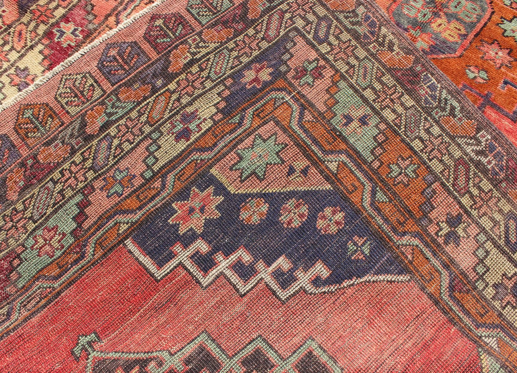 Roter türkischer Oushak-Läufer mit geometrischem Muster, Vintage (Wolle) im Angebot
