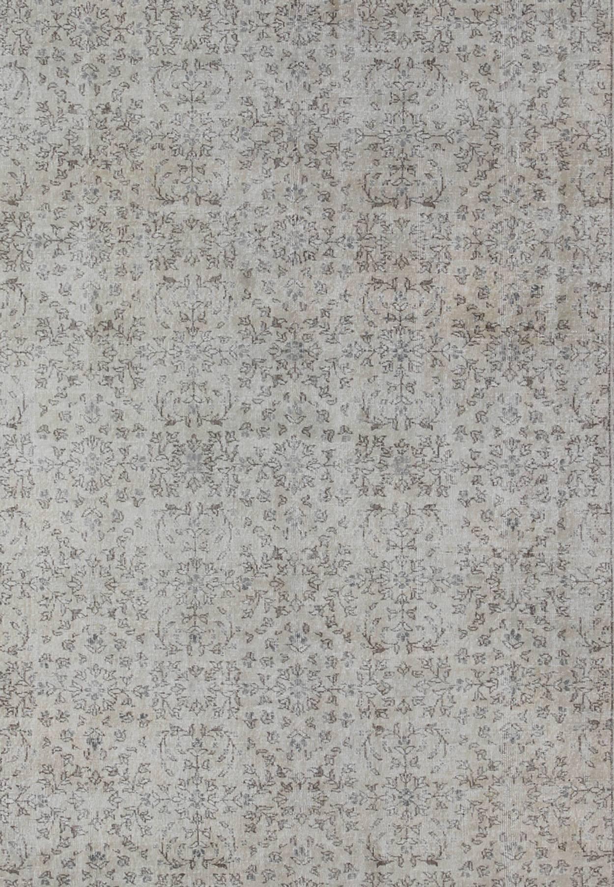 Oushak Tapis turc vintage aux couleurs neutres avec un magnifique motif floral complexe en vente