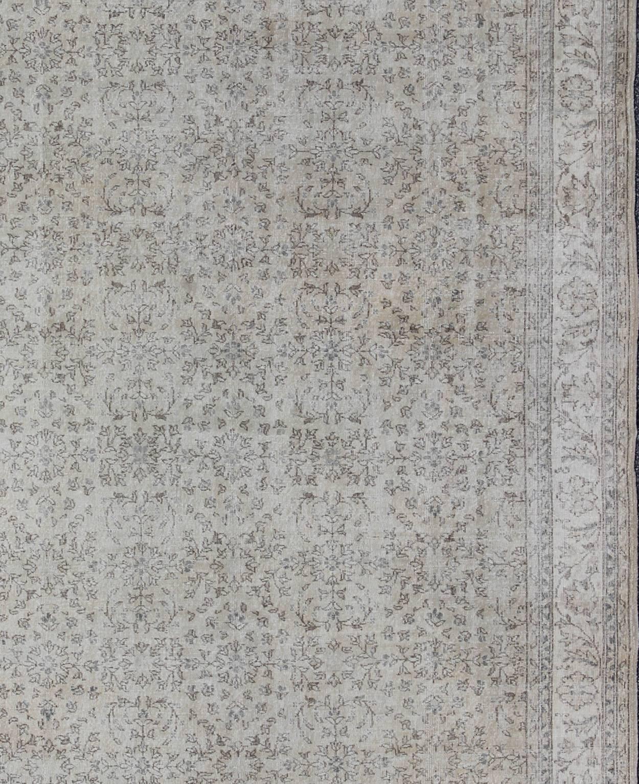 Turc Tapis turc vintage aux couleurs neutres avec un magnifique motif floral complexe en vente