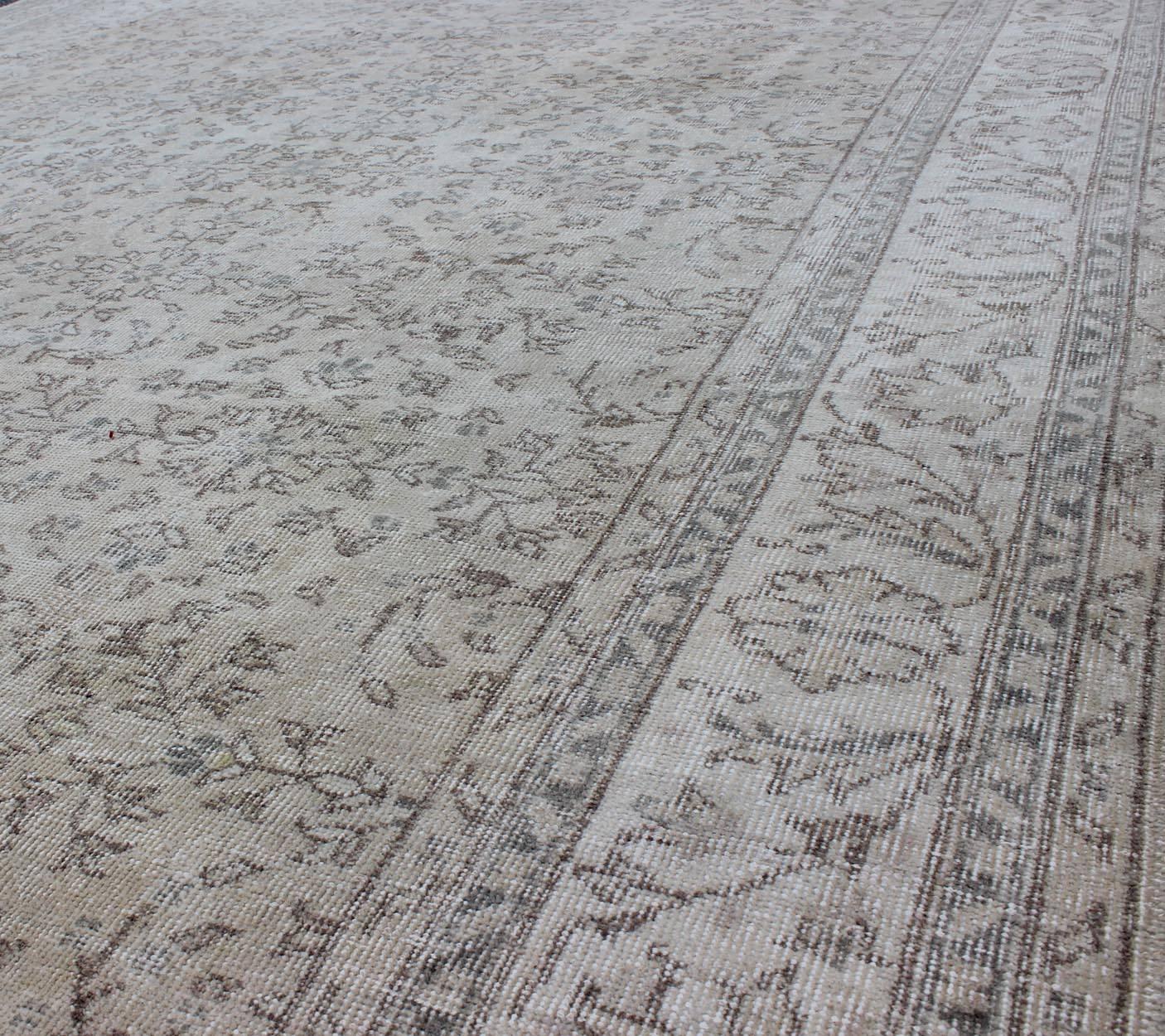 Noué à la main Tapis turc vintage aux couleurs neutres avec un magnifique motif floral complexe en vente