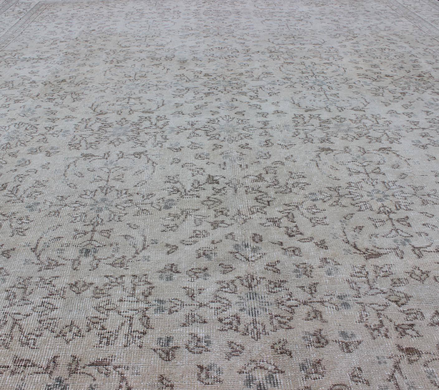 Tapis turc vintage aux couleurs neutres avec un magnifique motif floral complexe Excellent état - En vente à Atlanta, GA