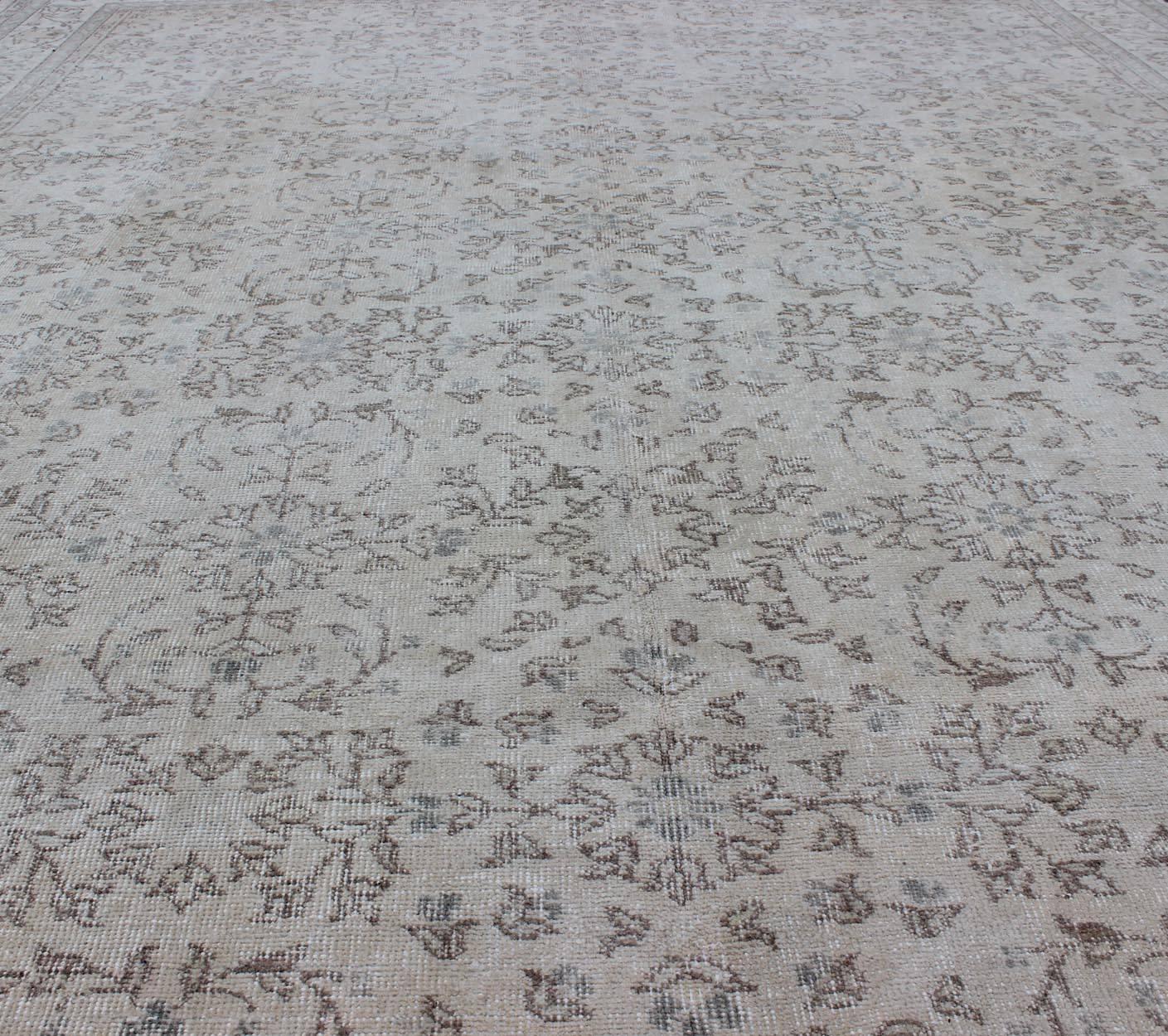 Mid-20th Century Neutral Colors Turkish Vintage Rug with Beautiful, Intricate Floral Design For Sale