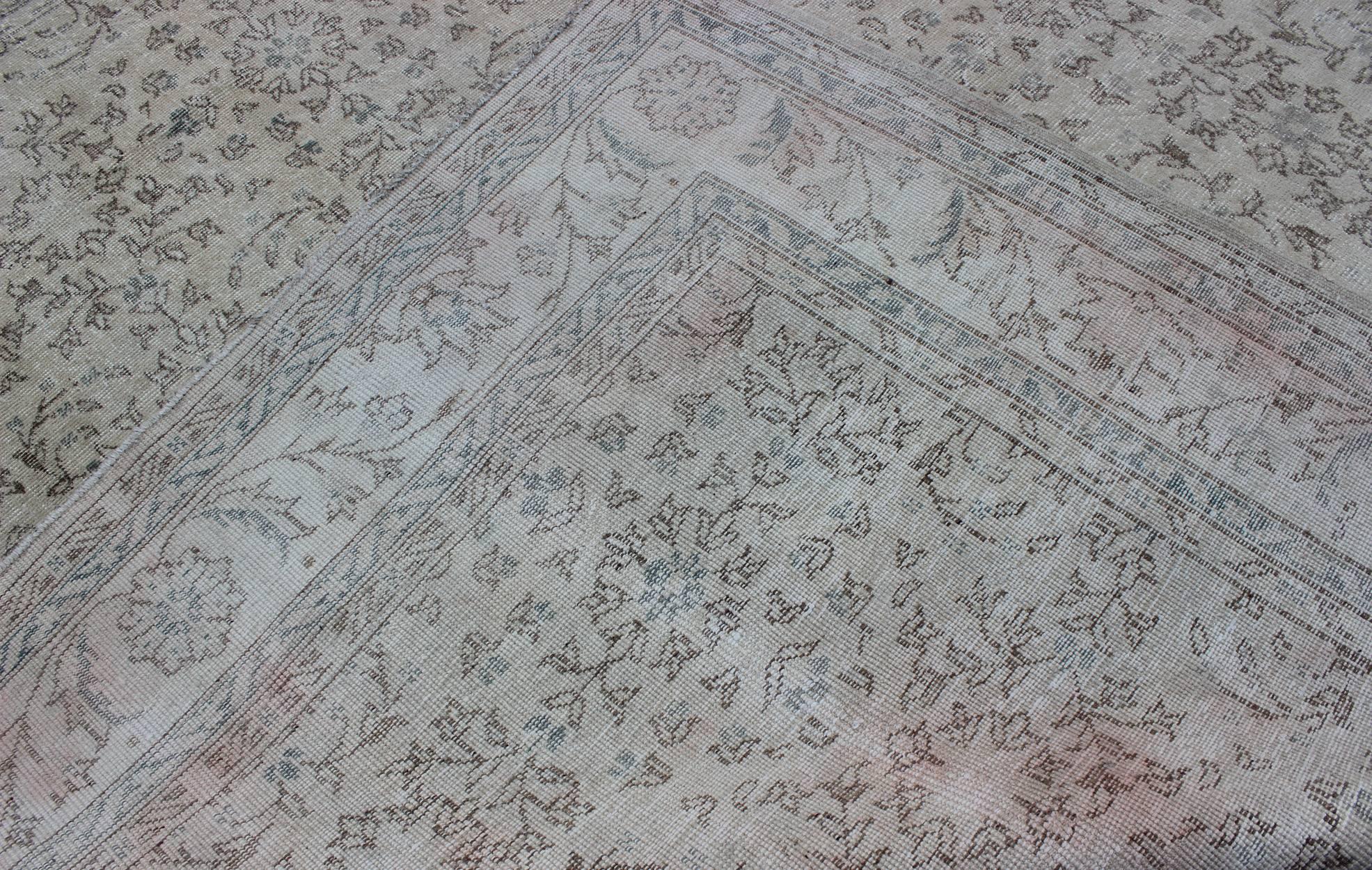 Milieu du XXe siècle Tapis turc vintage aux couleurs neutres avec un magnifique motif floral complexe en vente