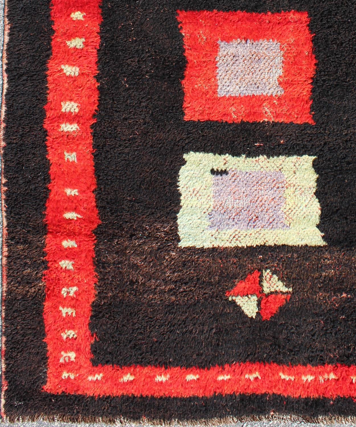 Modern Mid-20th Century Turkish Tulu Rug with Geometric Shapes in Vivid Red,  brown, yellow.
rug en-142566, country of origin / type: Turkey / Tulu, circa 1950

This vintage Tulu rug from Turkey (circa mid-20th century) is both minimalist and