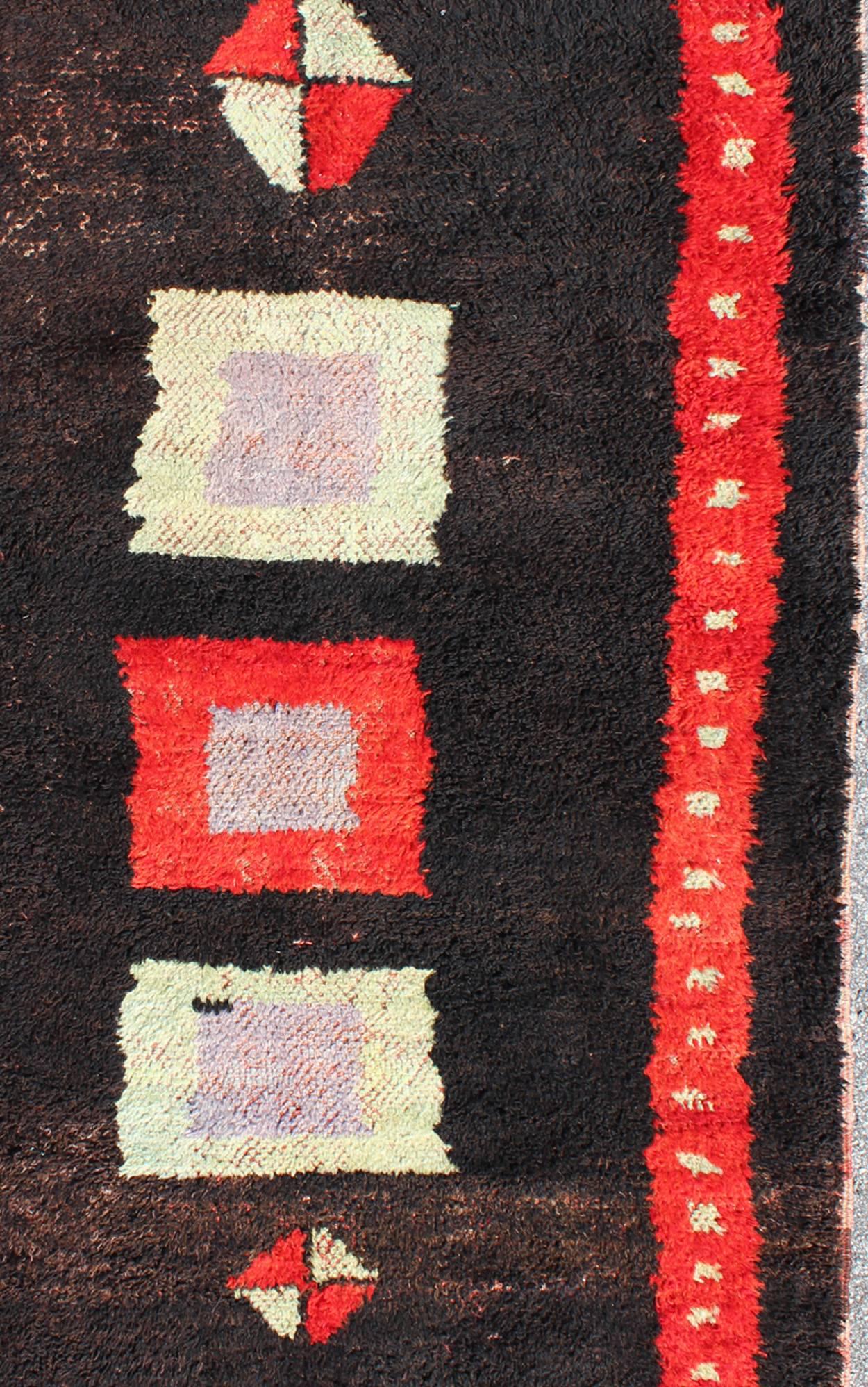 Moderner türkischer Tulu-Teppich aus der Mitte des 20. Jahrhunderts mit geometrischen Formen in leuchtendem Rot (Handgeknüpft) im Angebot