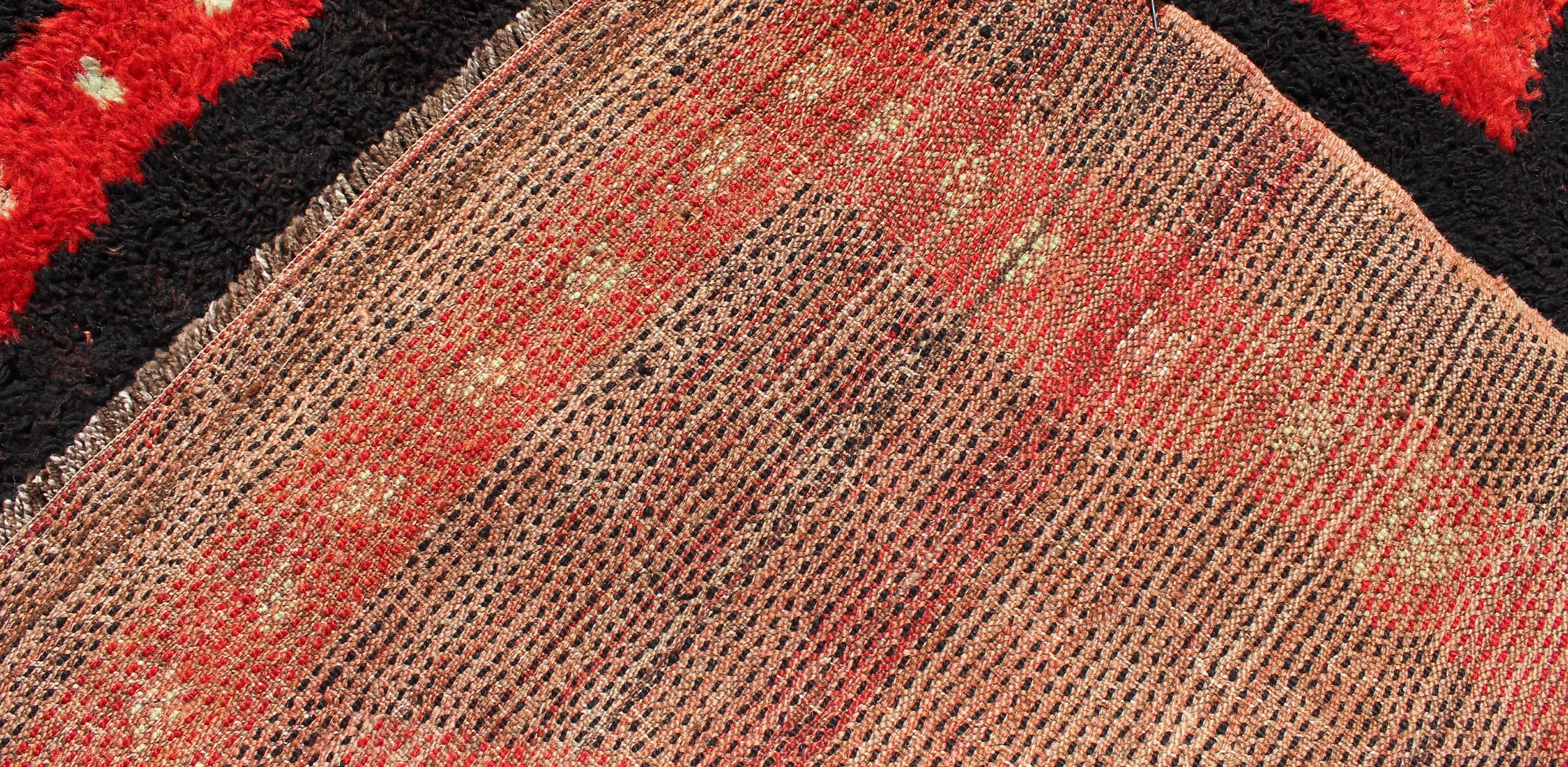 Moderner türkischer Tulu-Teppich aus der Mitte des 20. Jahrhunderts mit geometrischen Formen in leuchtendem Rot im Angebot 1