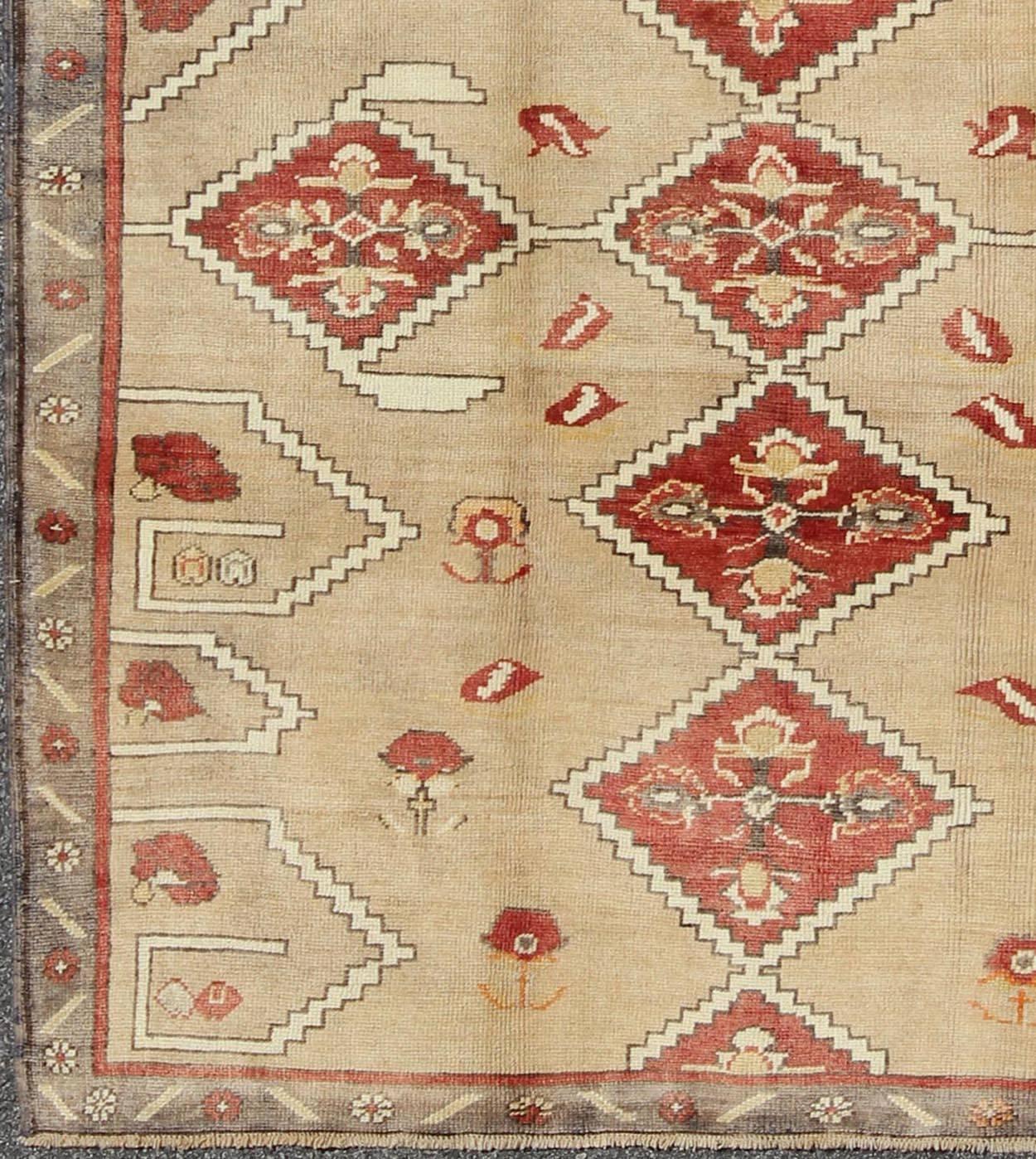 Diamant-Medaillon Vintage türkischen Oushak Teppich in rot, braun und creme, Teppich enc-92975, Herkunftsland / Typ: Türkei / Oushak, um 1940

Dieser alte Oushak-Teppich zeichnet sich durch eine einzigartige Farbmischung und ein kompliziertes,