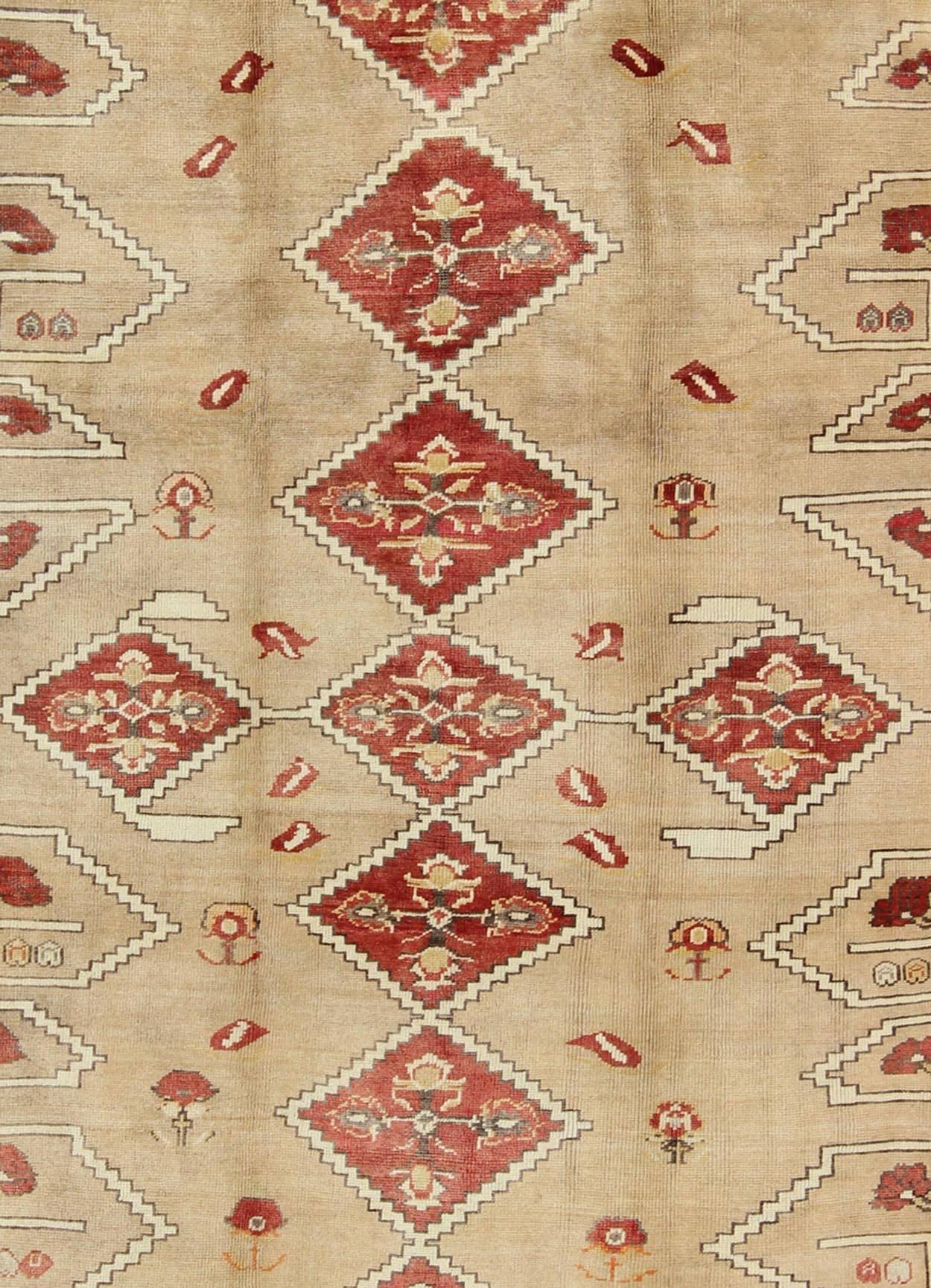 Türkischer Oushak-Teppich mit Diamantmedaillon in Rot, Braun und Creme, Vintage (Handgeknüpft) im Angebot