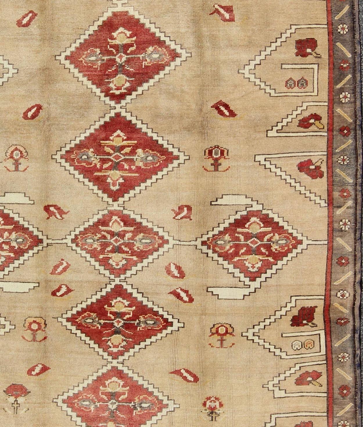 Noué à la main Tapis turc Oushak vintage en rouge, brun et crème avec médaillon en forme de diamant en vente