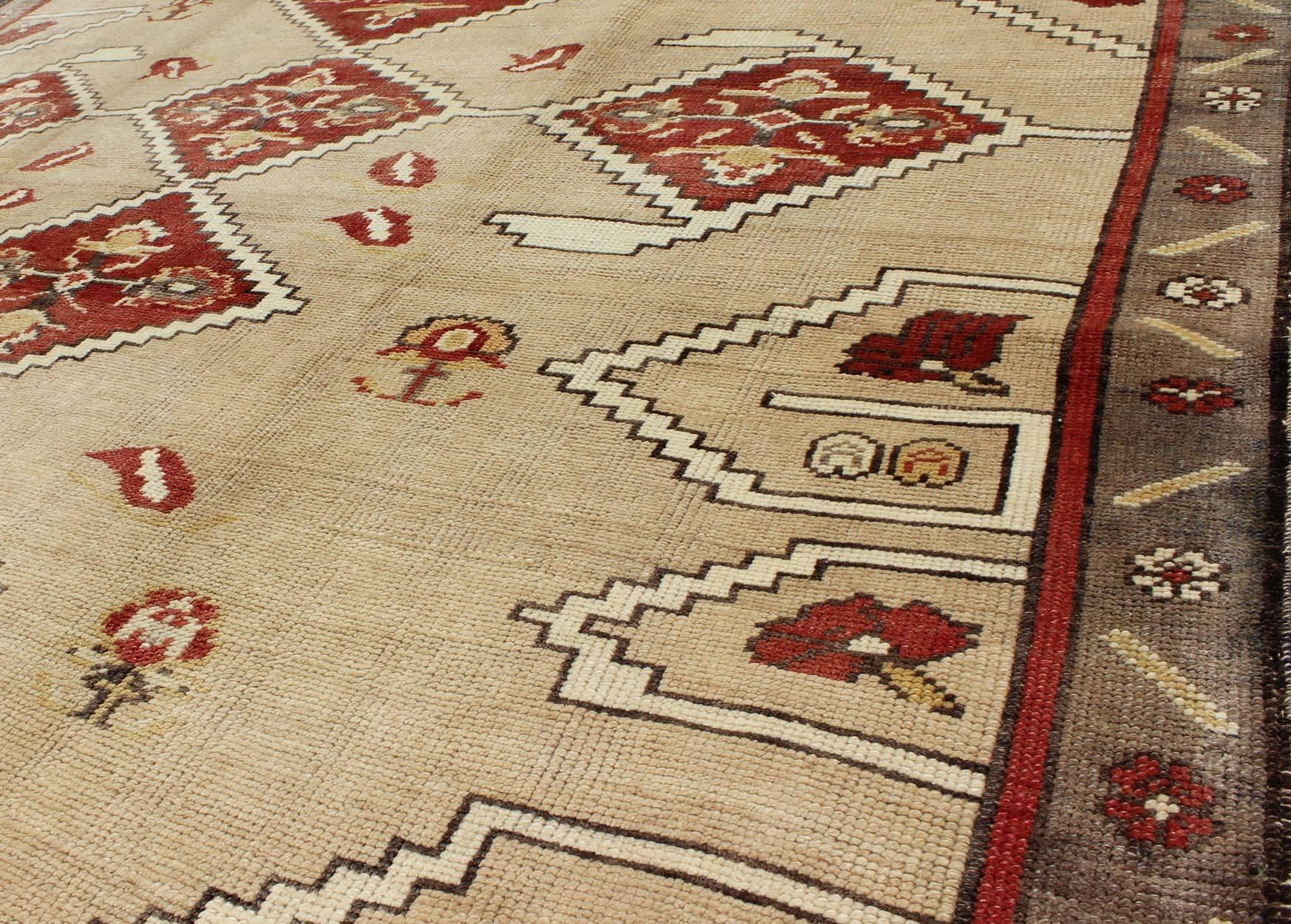 Tapis turc Oushak vintage en rouge, brun et crème avec médaillon en forme de diamant Excellent état - En vente à Atlanta, GA