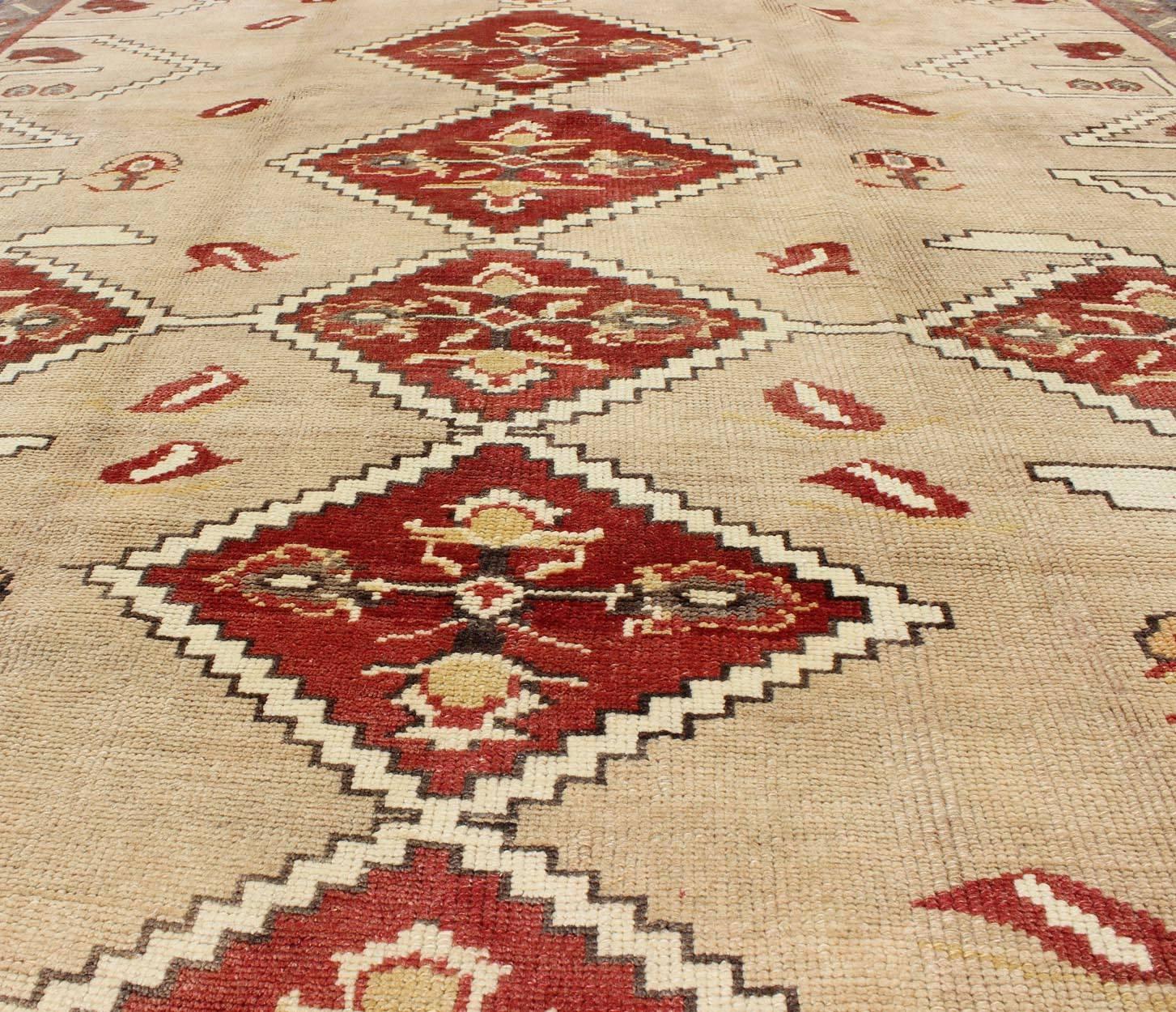 Türkischer Oushak-Teppich mit Diamantmedaillon in Rot, Braun und Creme, Vintage (Wolle) im Angebot