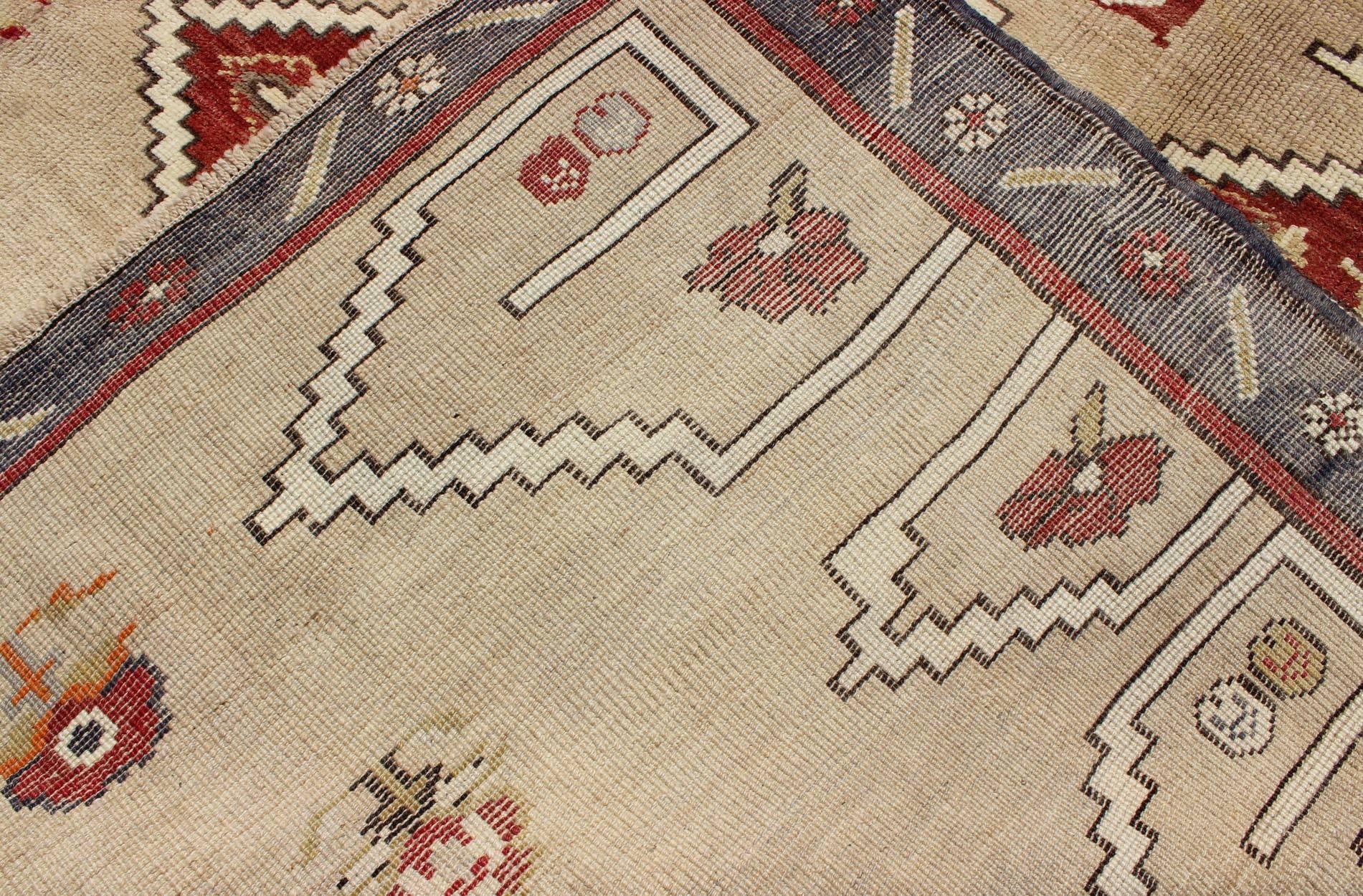 Laine Tapis turc Oushak vintage en rouge, brun et crème avec médaillon en forme de diamant en vente