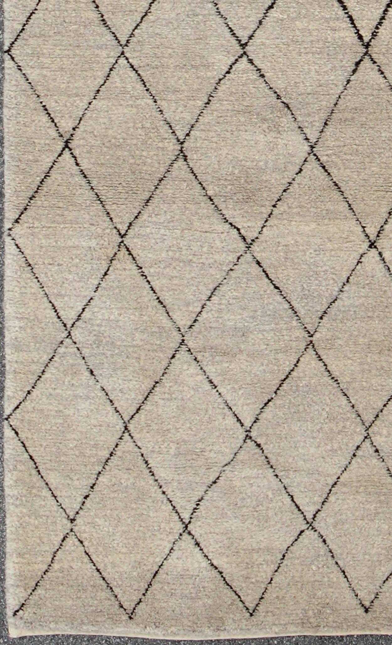Long contemporary Moroccan runner vintage with brown and ivory diamond pattern, rug 17-0902, country of origin / type: Morocco / Moroccan,

This tribal, vintage 1980s Moroccan runner features a thin brown diamond/lattice pattern woven on an ivory