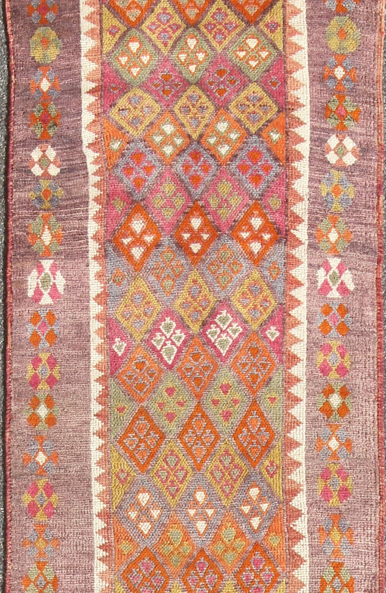 Colorido tapete turco vintage de Oushak con diseño geométrico de rombos repetidos Turco en venta