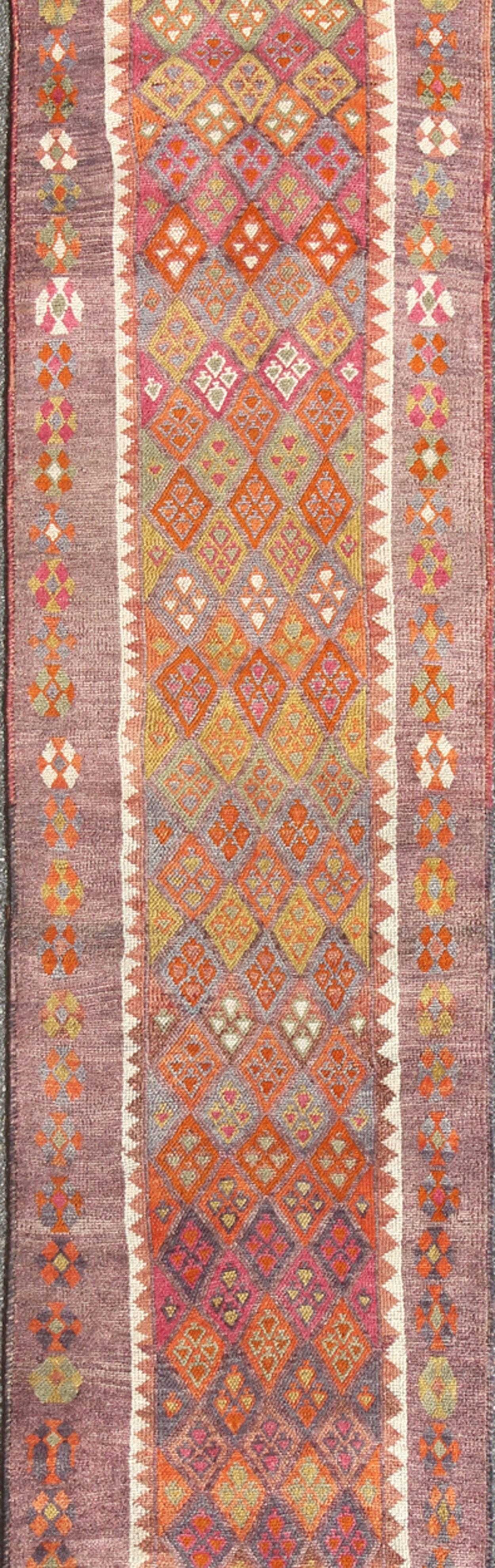 Colorido tapete turco vintage de Oushak con diseño geométrico de rombos repetidos Anudado a mano en venta
