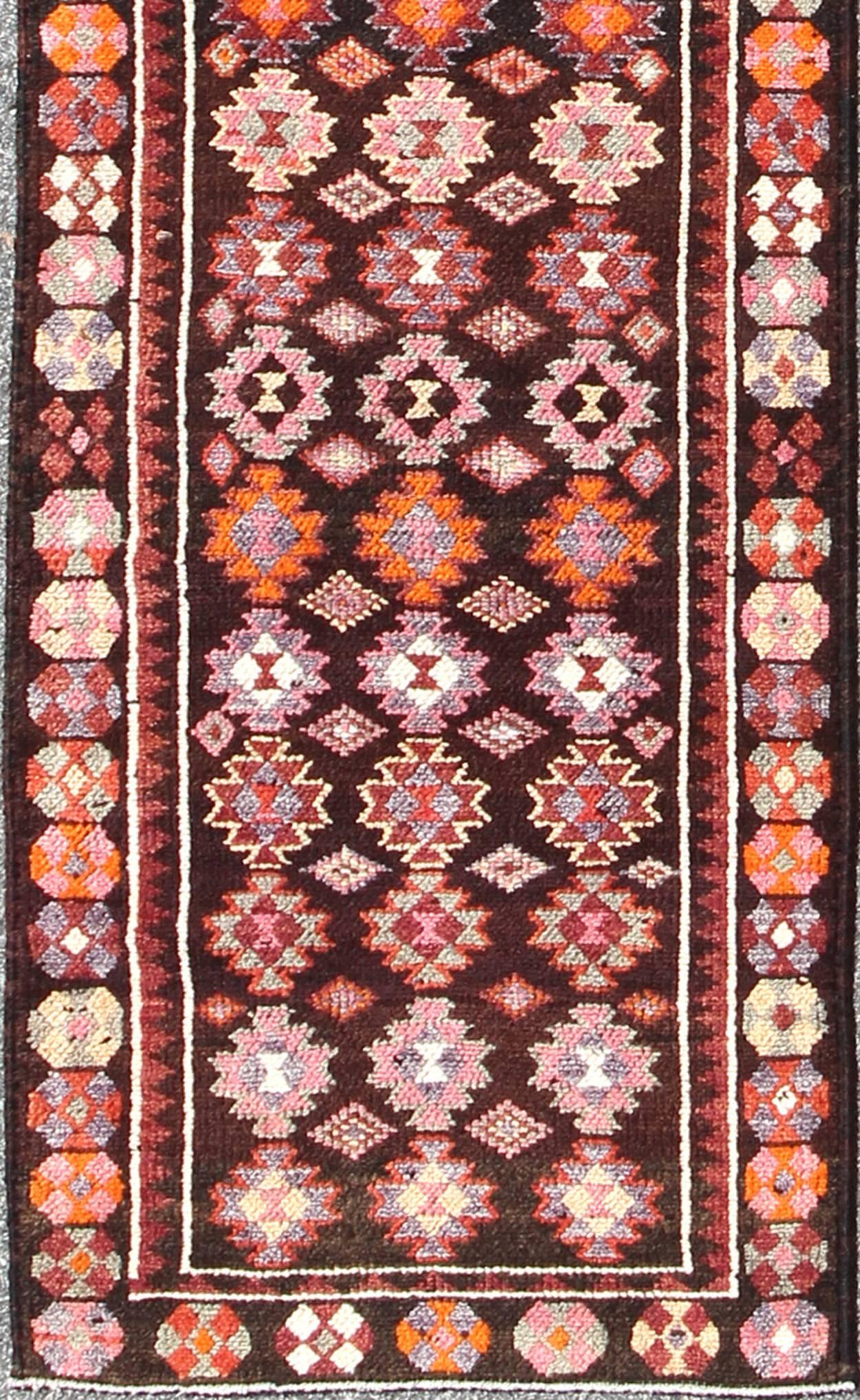 Brauner Hintergrund Bunter Vintage Türkischer Oushak Läufer mit Geometrischem Muster, Teppich en-165383, Herkunftsland / Art: Türkei / Oushak, um 1950

Dieser alte Oushak-Läufer (ca. Mitte des 20. Jahrhunderts) zeichnet sich durch eine