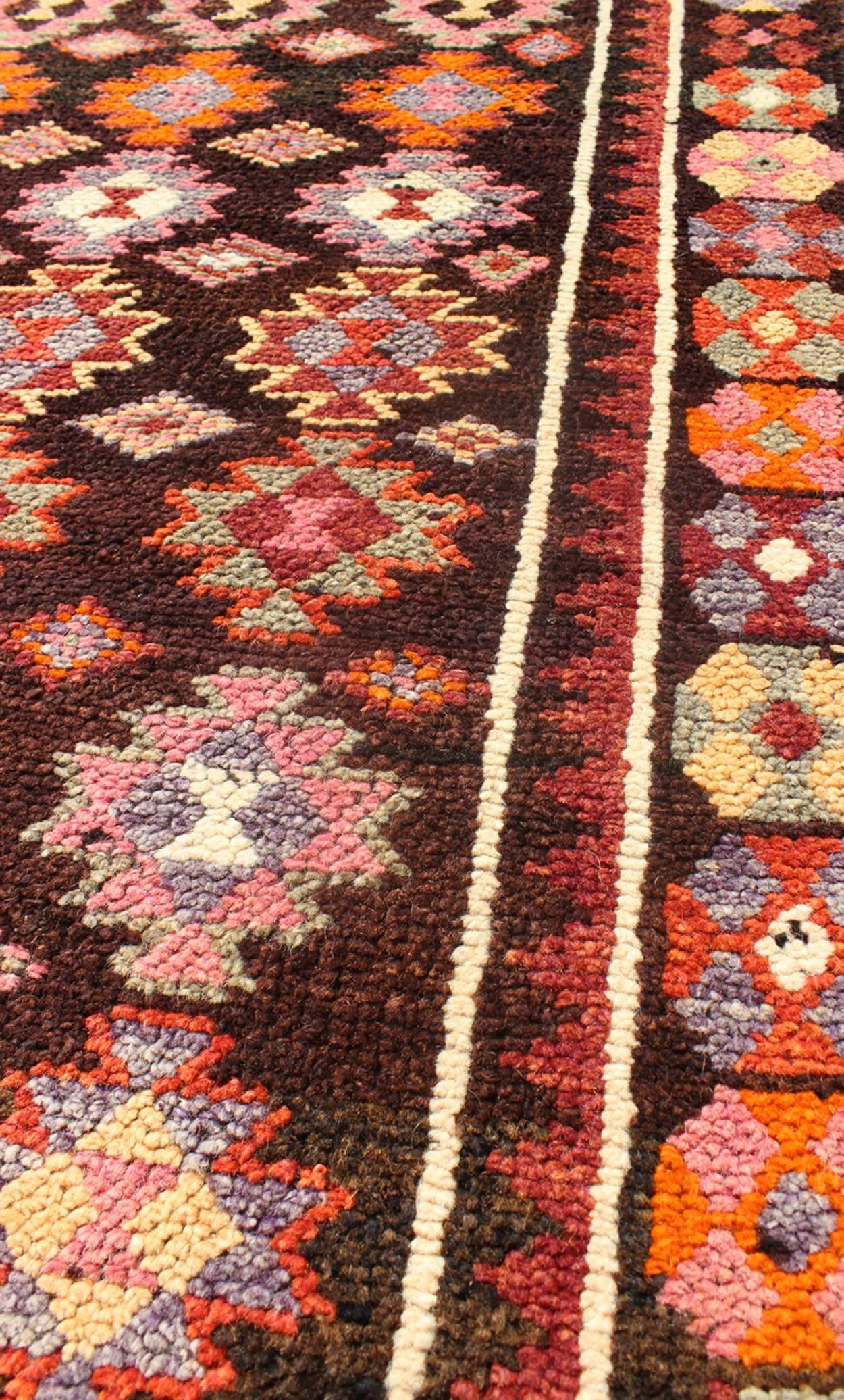 Brauner farbenfroher türkischer Oushak-Läufer mit geometrischem Design auf braunem Hintergrund im Zustand „Hervorragend“ im Angebot in Atlanta, GA
