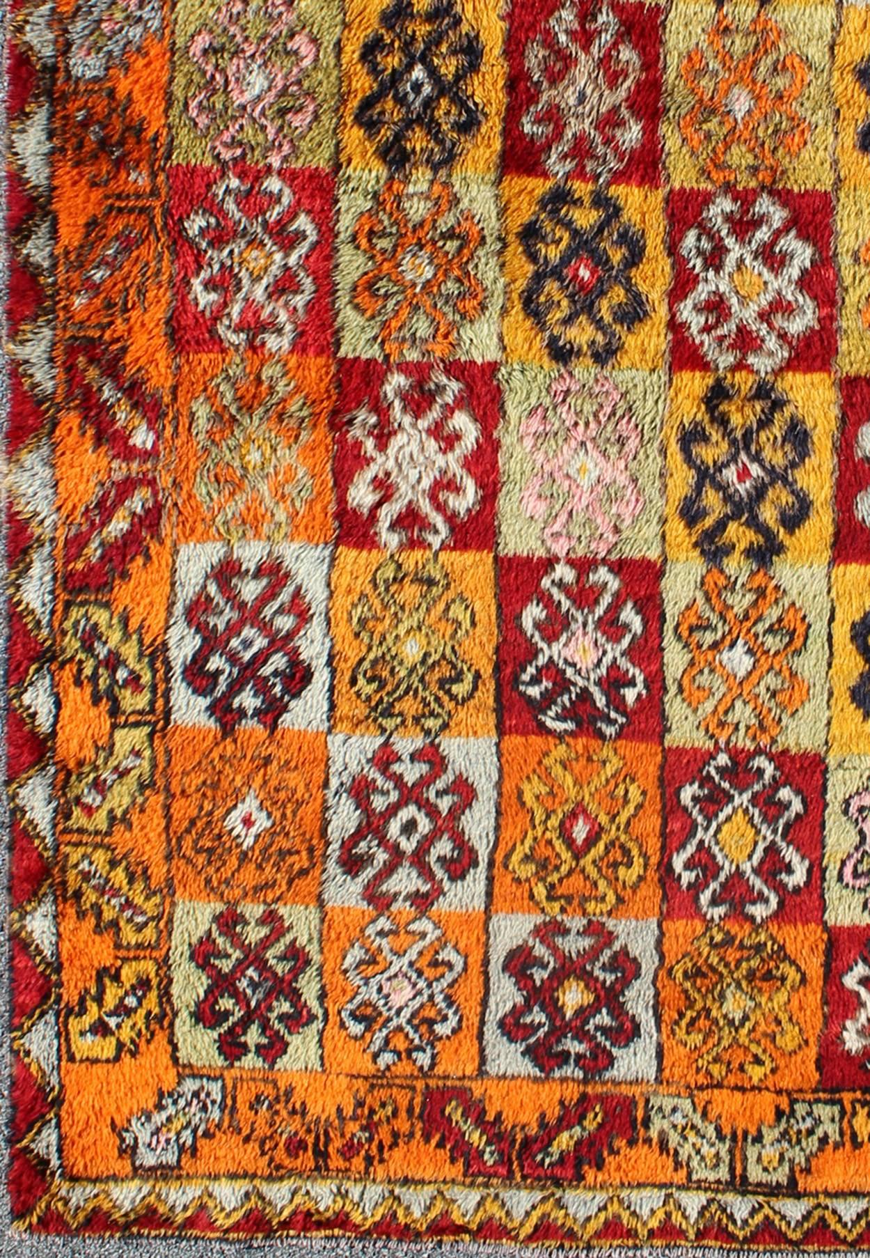 Tribal checkerboard design vintage Turkish Tulu rug with bright multi-colors, rug en-165404, country of origin / type: Turkey / Tulu, circa 1950.

This vintage Turkish Tulu-Oushak rug from the mid-20th century features a checkerboard pattern of