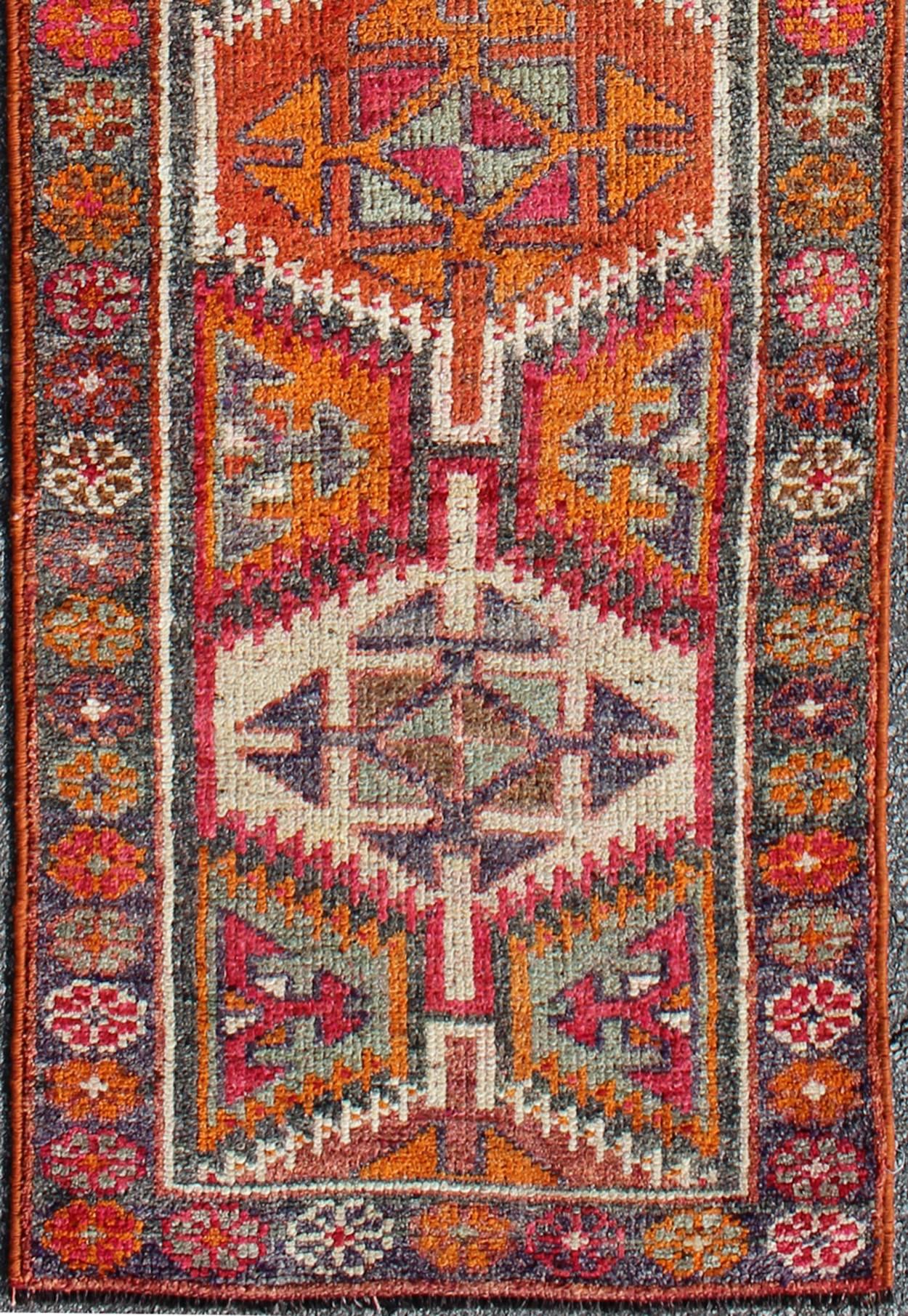 Vintage Turkish Oushak runner with four colorful tribal medallions, rug en-165601, country of origin / type: Turkey / Oushak, circa 1950

This vintage Turkish Oushak rug (circa mid-20th century) features a unique blend of colors and an intricately