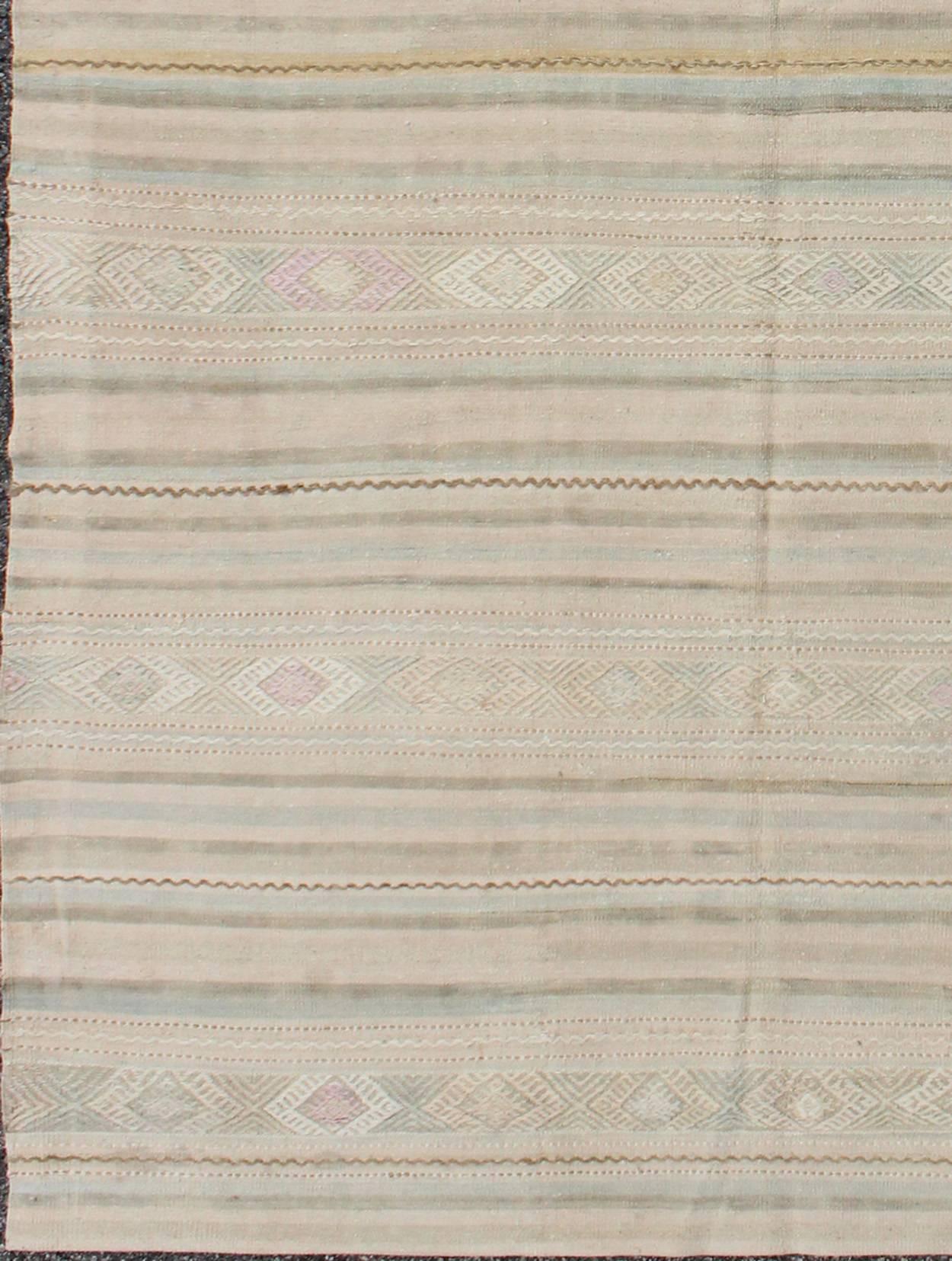 Vintage Turkish Kilim rug with neutral horizontal stripes and geometric designs, rug en-165650, country of origin / type: Turkey / Kilim, circa 1950

Featuring geometric shapes rendered in a repeating horizontal stripe design, this unique