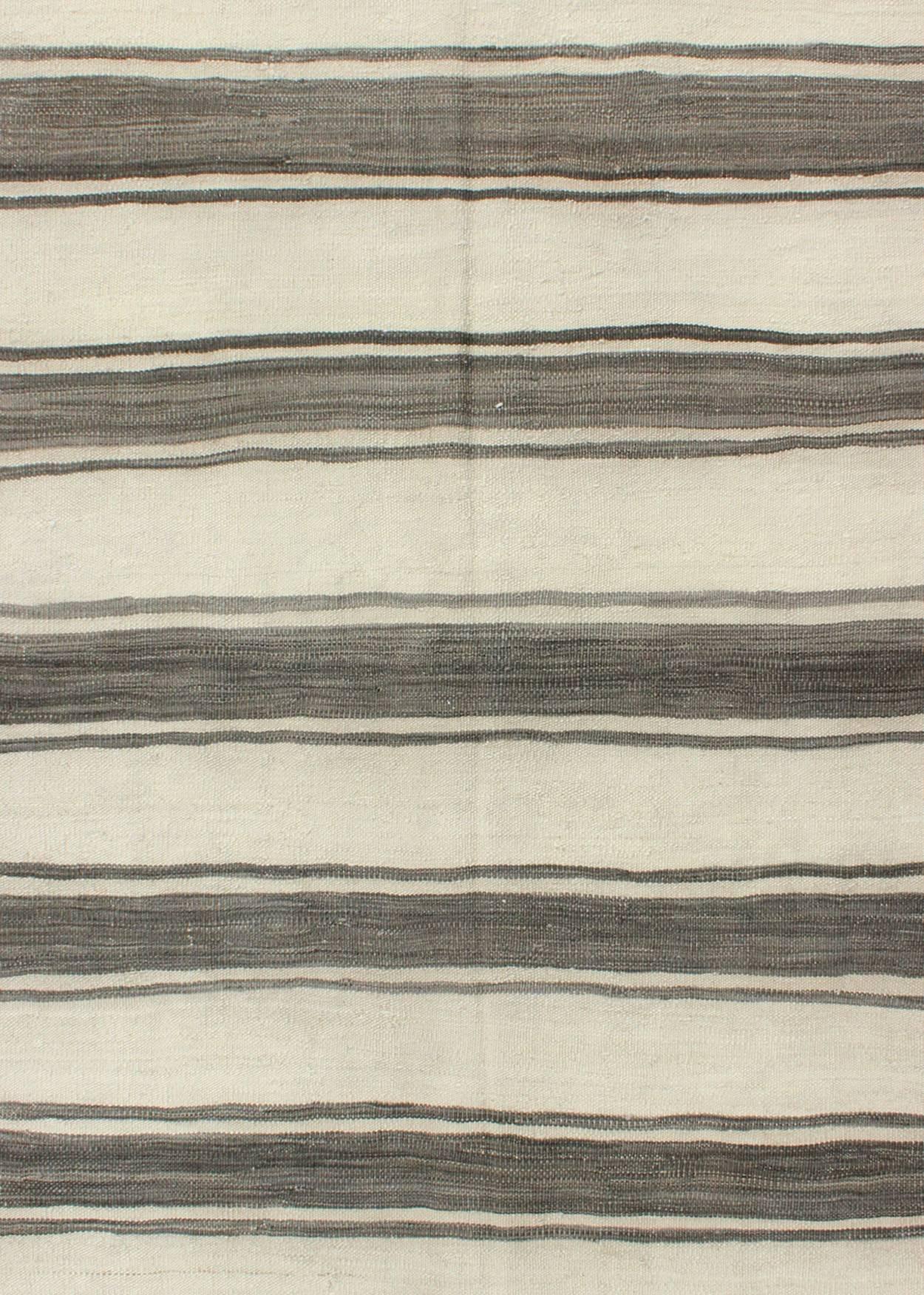 Türkischer Kelimteppich im Vintage-Stil mit horizontalen grauen Streifen und modernem Design (Handgewebt) im Angebot