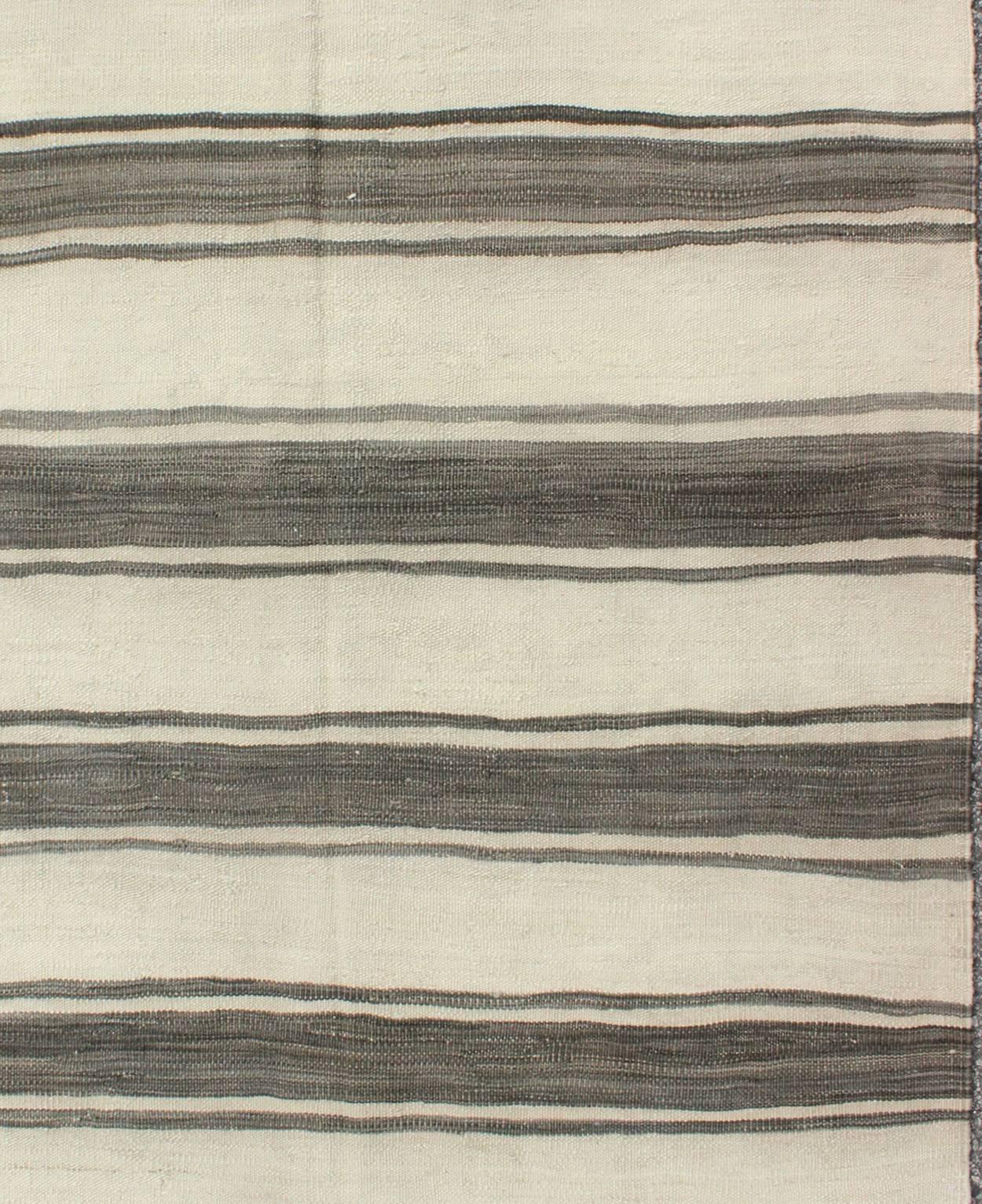 Türkischer Kelimteppich im Vintage-Stil mit horizontalen grauen Streifen und modernem Design im Zustand „Hervorragend“ im Angebot in Atlanta, GA