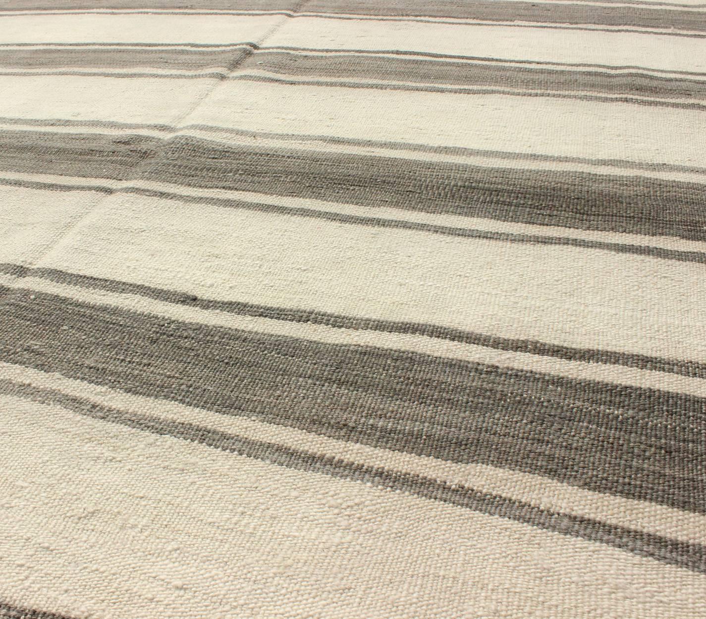 Türkischer Kelimteppich im Vintage-Stil mit horizontalen grauen Streifen und modernem Design (Mitte des 20. Jahrhunderts) im Angebot