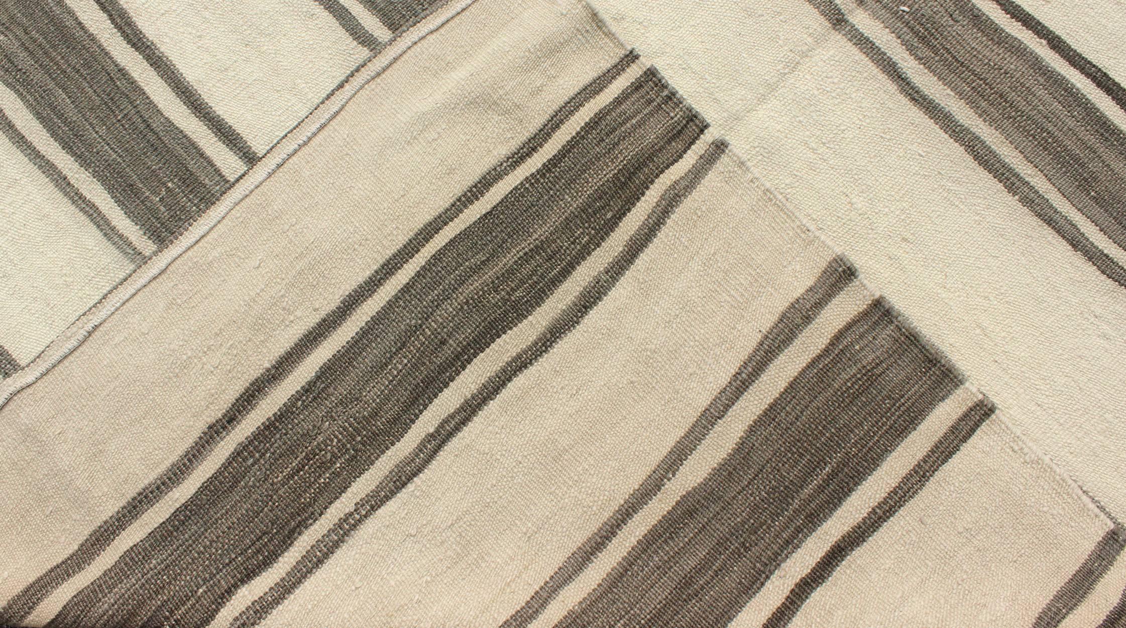 Türkischer Kelimteppich im Vintage-Stil mit horizontalen grauen Streifen und modernem Design (Wolle) im Angebot