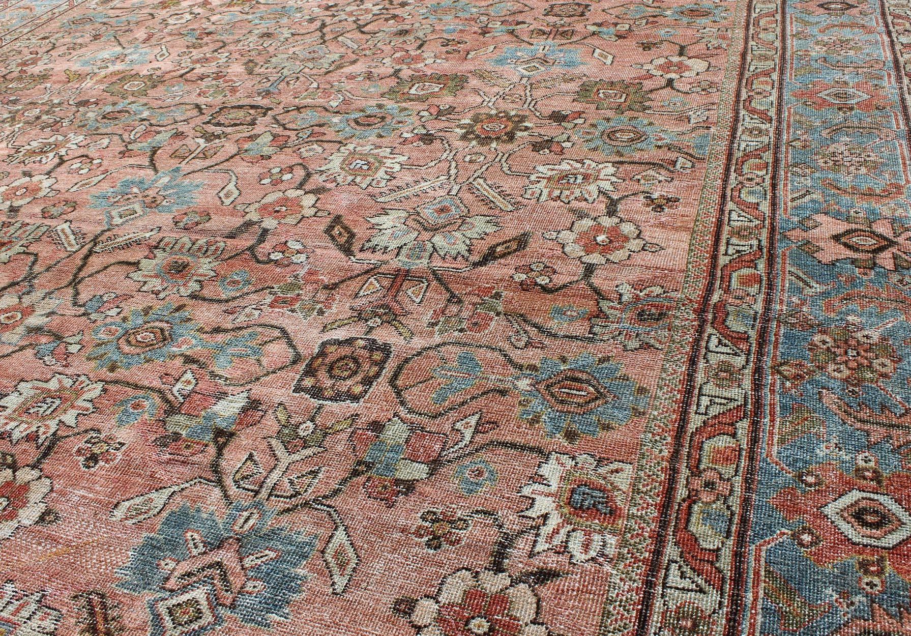 Antiker persischer Sultanabad-Teppich im Used-Stil mit gebranntem orangefarbenem Feld und blauer Bordüre im Zustand „Gut“ im Angebot in Atlanta, GA