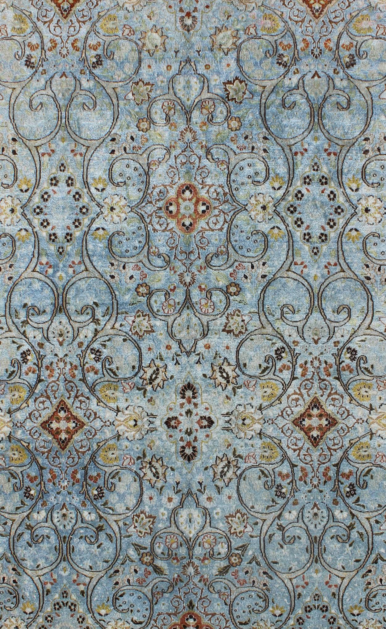 Khorassanischer Vintage-Perserteppich in Eisblau mit verschnörkeltem, floralem Muster (Persisch) im Angebot