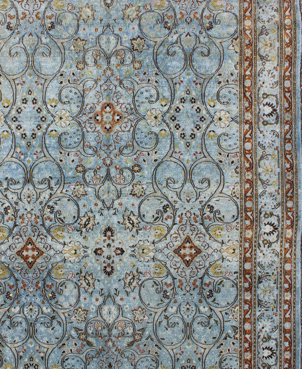 Khorassanischer Vintage-Perserteppich in Eisblau mit verschnörkeltem, floralem Muster (Handgeknüpft) im Angebot