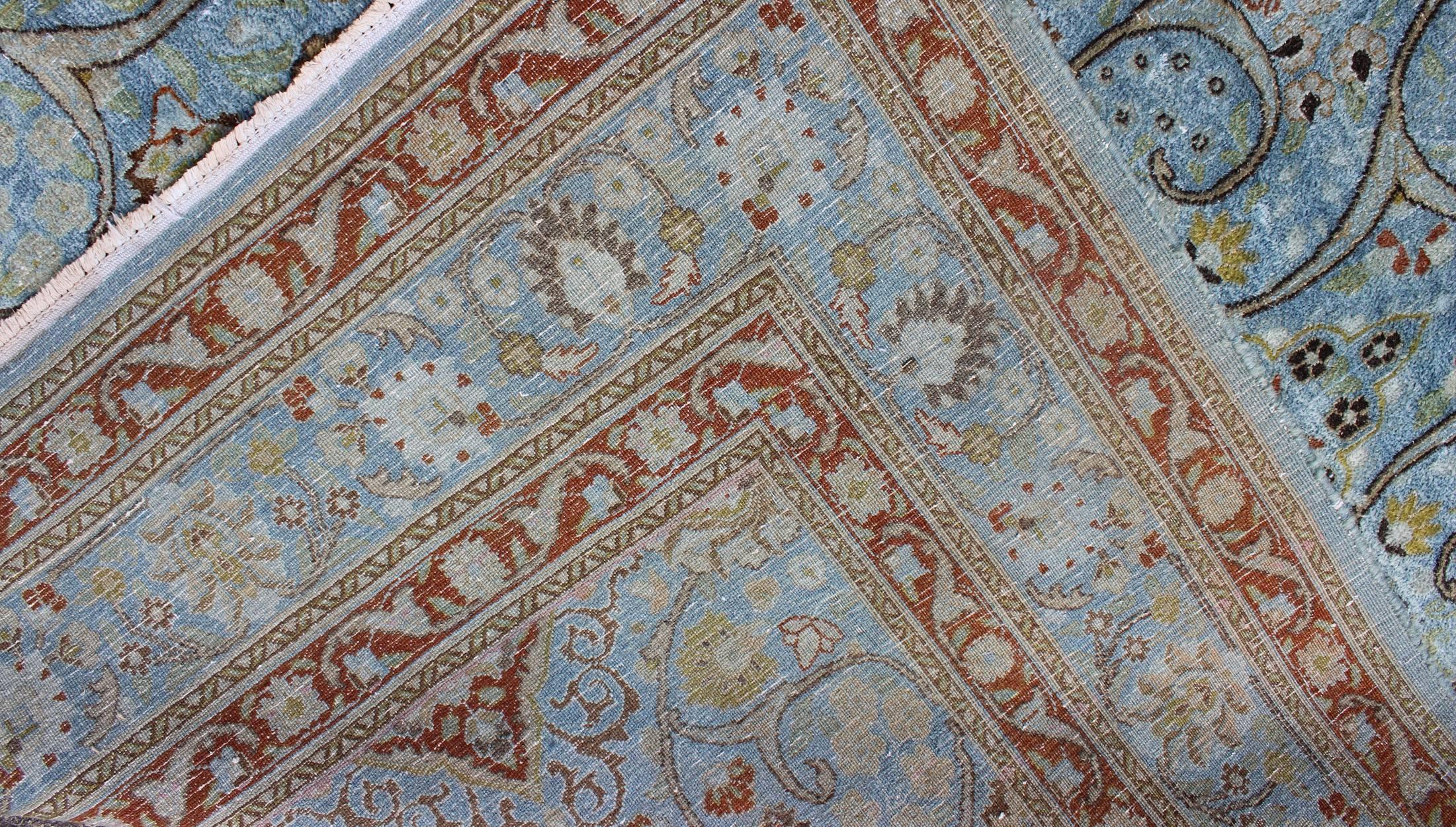 Khorassanischer Vintage-Perserteppich in Eisblau mit verschnörkeltem, floralem Muster (Wolle) im Angebot
