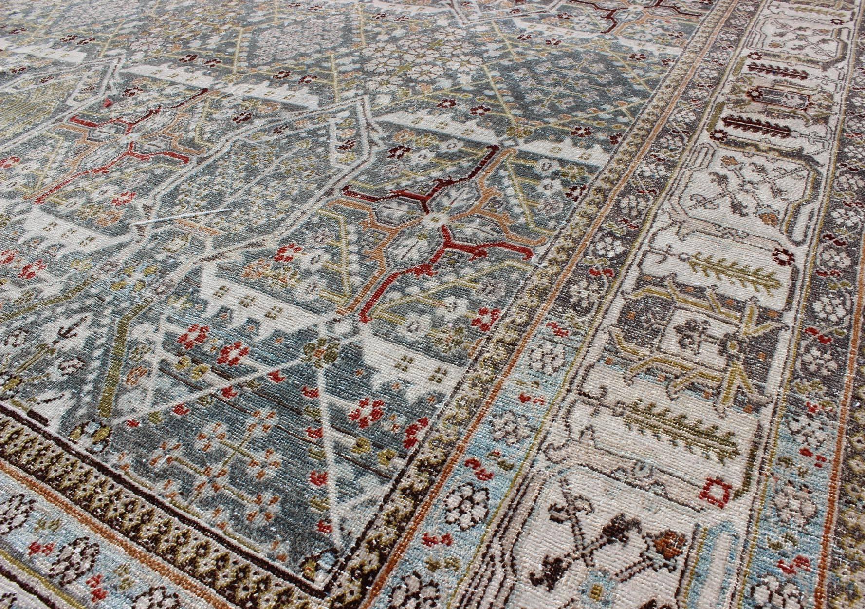 Perse Tapis persan ancien Joshegan à fond bleu avec motif sous-géométrique sur toute sa surface en vente