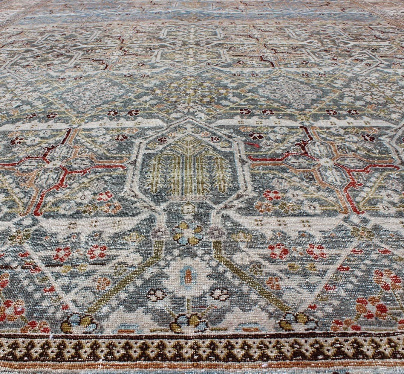 Tapis persan ancien Joshegan à fond bleu avec motif sous-géométrique sur toute sa surface Excellent état - En vente à Atlanta, GA