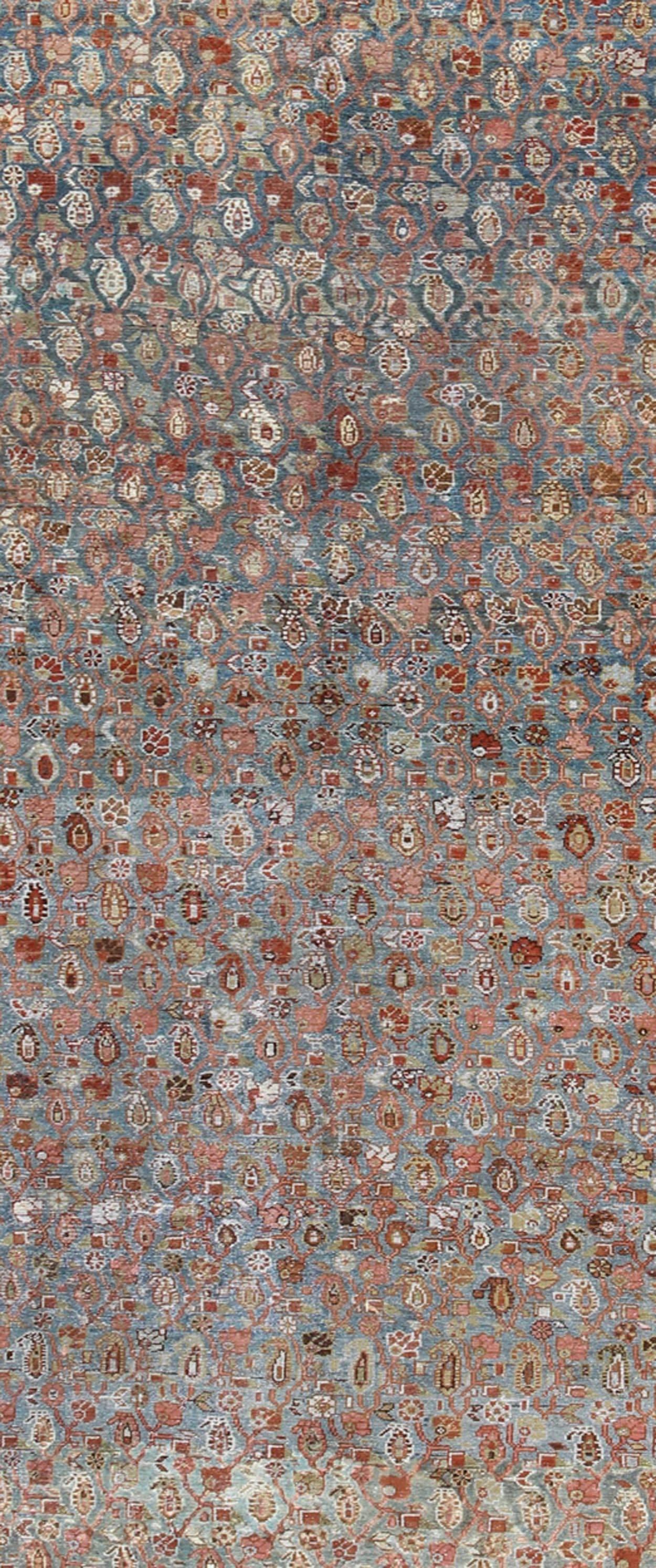Antiker persischer Malayer-Teppich mit All-Over-Design in Grau, Blau, Rot und Elfenbein (Persisch) im Angebot