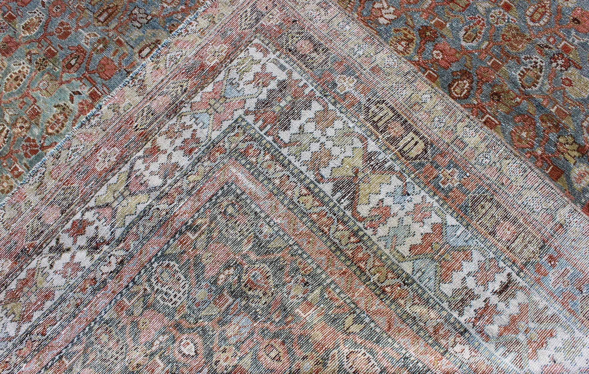 Antiker persischer Malayer-Teppich mit All-Over-Design in Grau, Blau, Rot und Elfenbein (Wolle) im Angebot