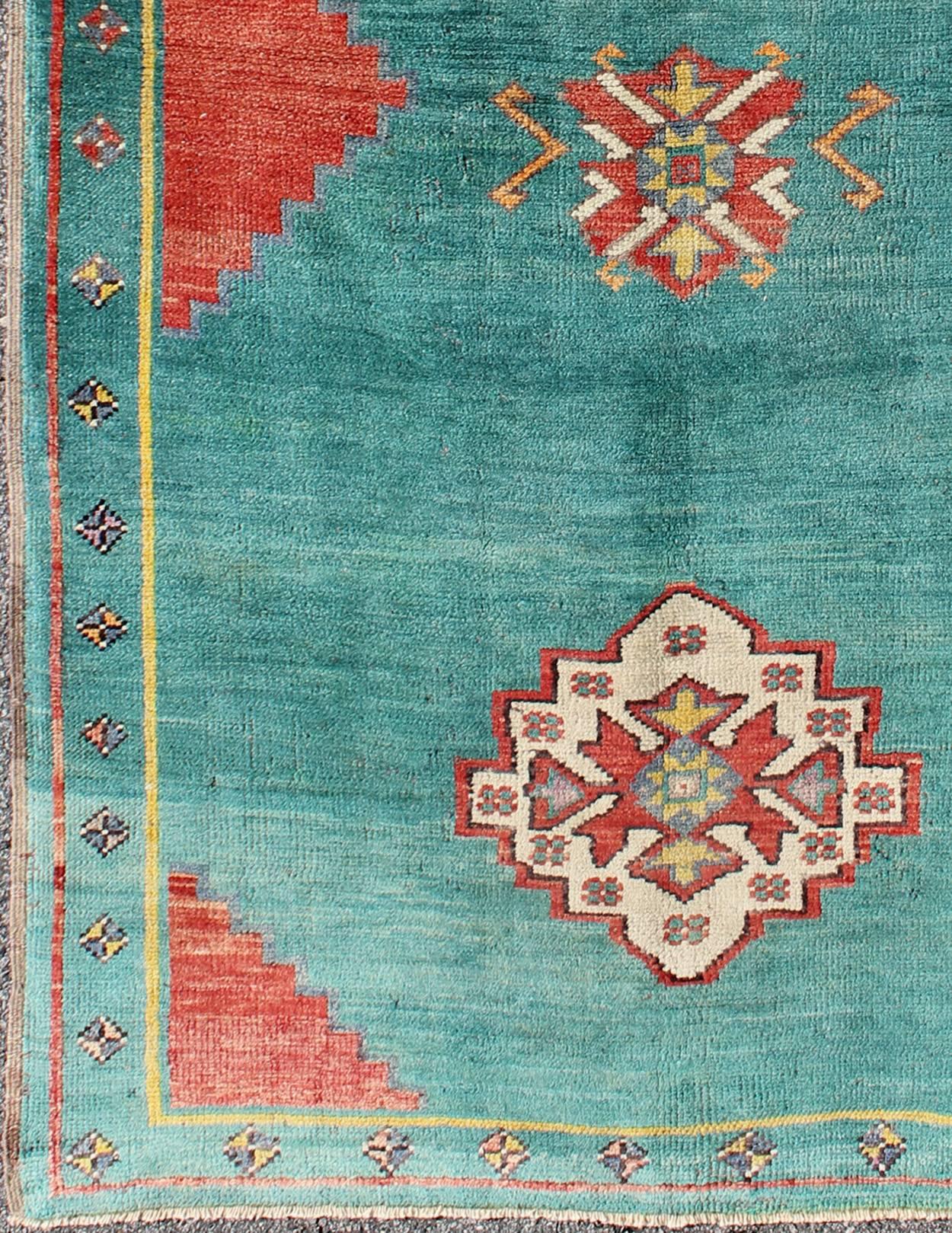 Alfombra turca vintage Oushak de color verde azulado con tres medallones, cornisas rojas, alfombra tu-dur-136581, país de origen / tipo: Turquía / Oushak, hacia 1940

Esta alfombra turca Oushak de época (hacia 1940) presenta un diseño central de