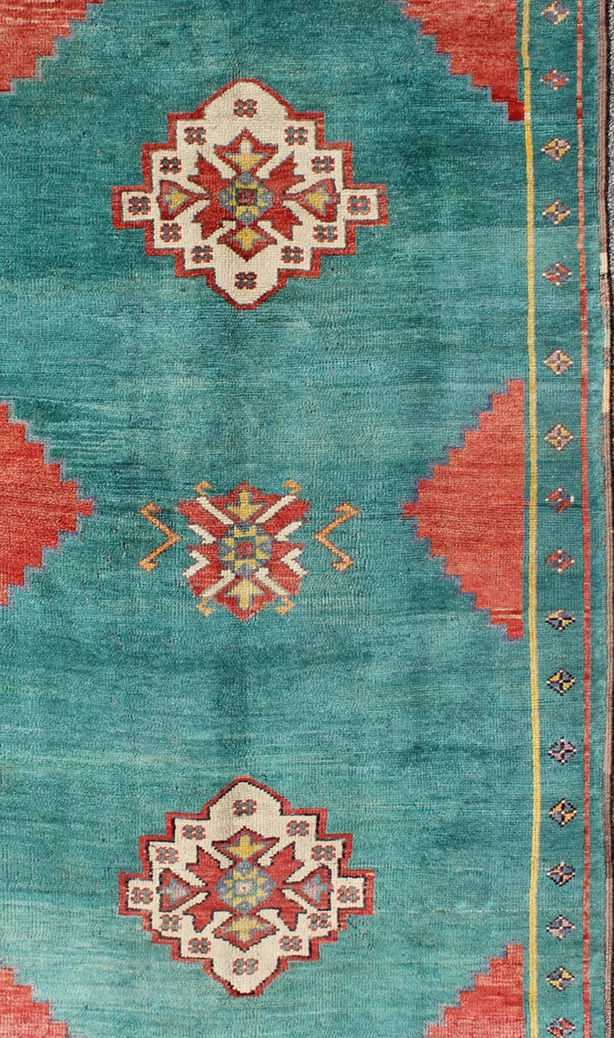 Alfombra Turca Vintage Oushak de Color Teal con Tres Medallones, Cornisas Rojas Anudado a mano en venta