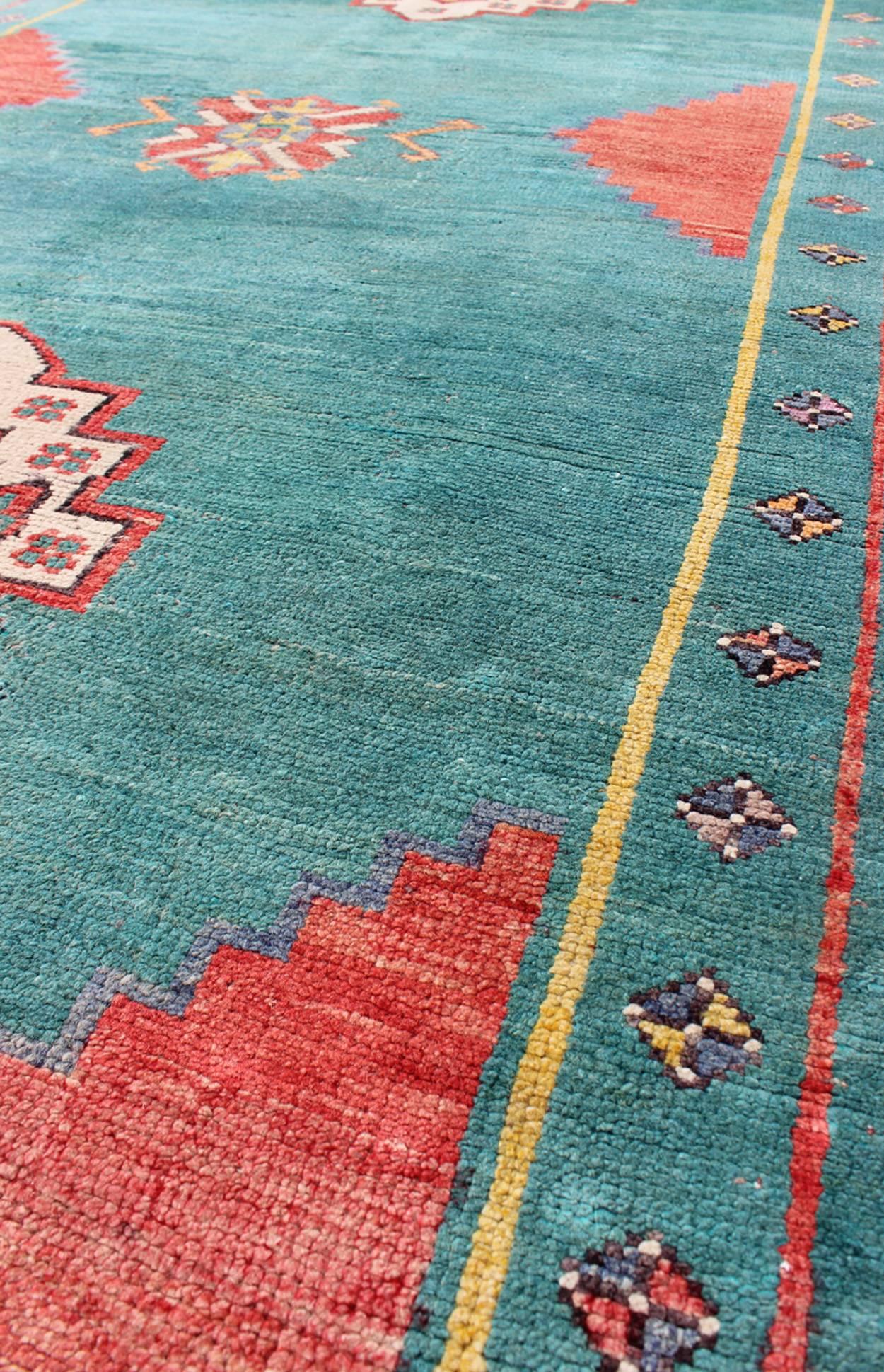 Alfombra Turca Vintage Oushak de Color Teal con Tres Medallones, Cornisas Rojas en Bueno estado para la venta en Atlanta, GA