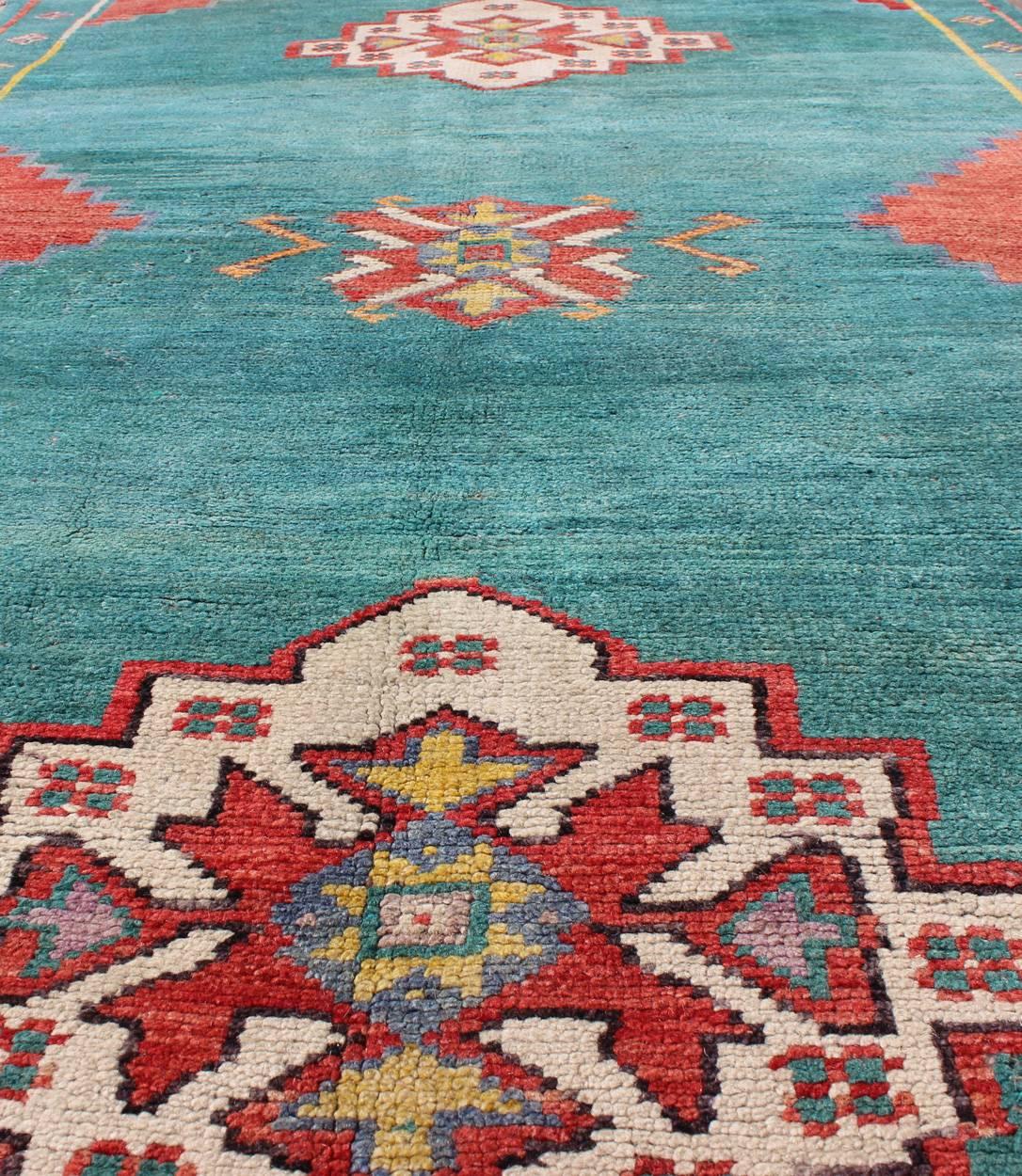 Alfombra Turca Vintage Oushak de Color Teal con Tres Medallones, Cornisas Rojas mediados del siglo XX en venta