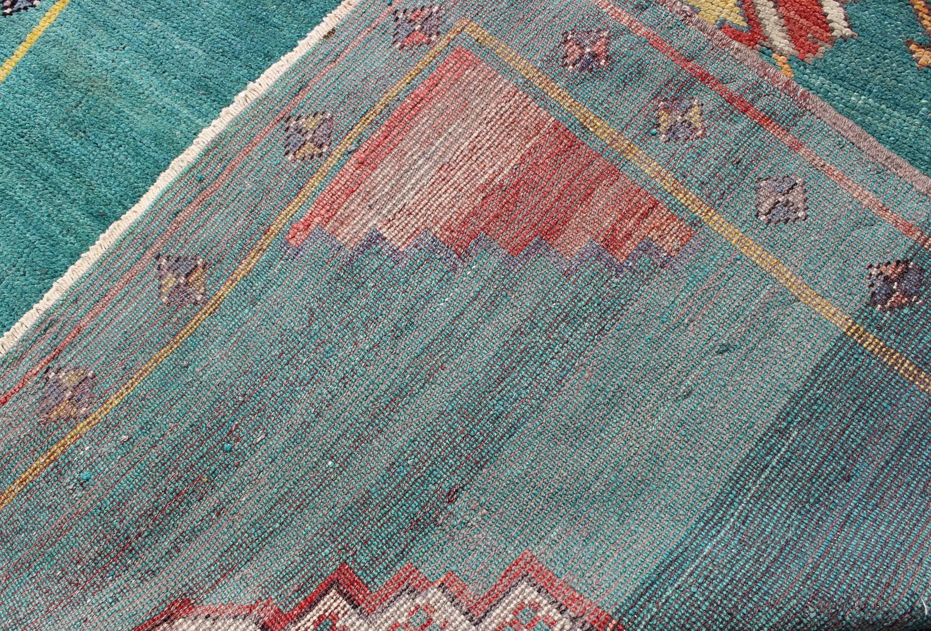 Alfombra Turca Vintage Oushak de Color Teal con Tres Medallones, Cornisas Rojas Lana en venta