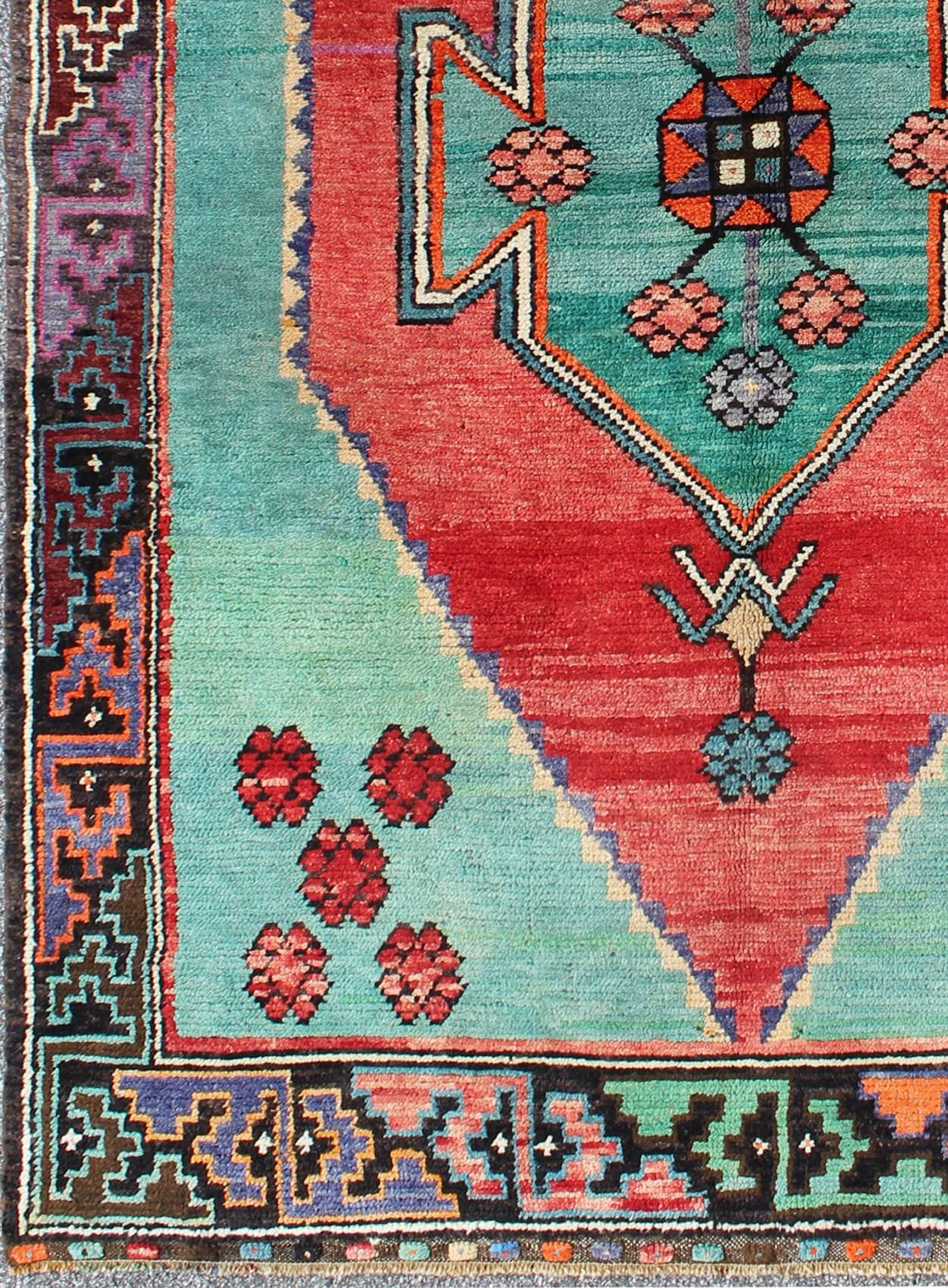 Brightly Colored Rug Oushak Turkish Vintage with Medallion and Geometric Flowers, rug tu-dur-136644, country of origin / type: Turkey / Oushak, circa 1940

This beautiful vintage rug from mid-20th century Turkey features an intricate design, which
