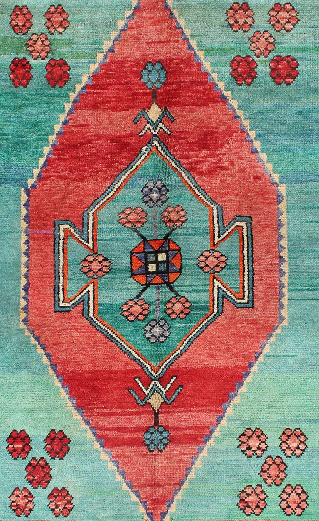 Leuchtend farbenfroher türkischer Vintage-Teppich mit Medaillon und geometrischen Blumen (Oushak) im Angebot